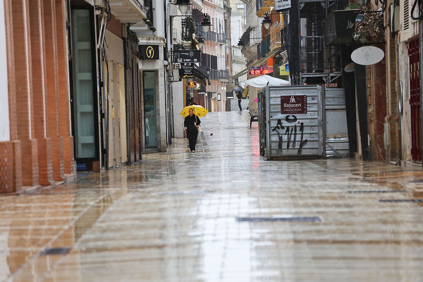 Intensas lluvias y calles desiertas en Huelva por la borrasca Marta