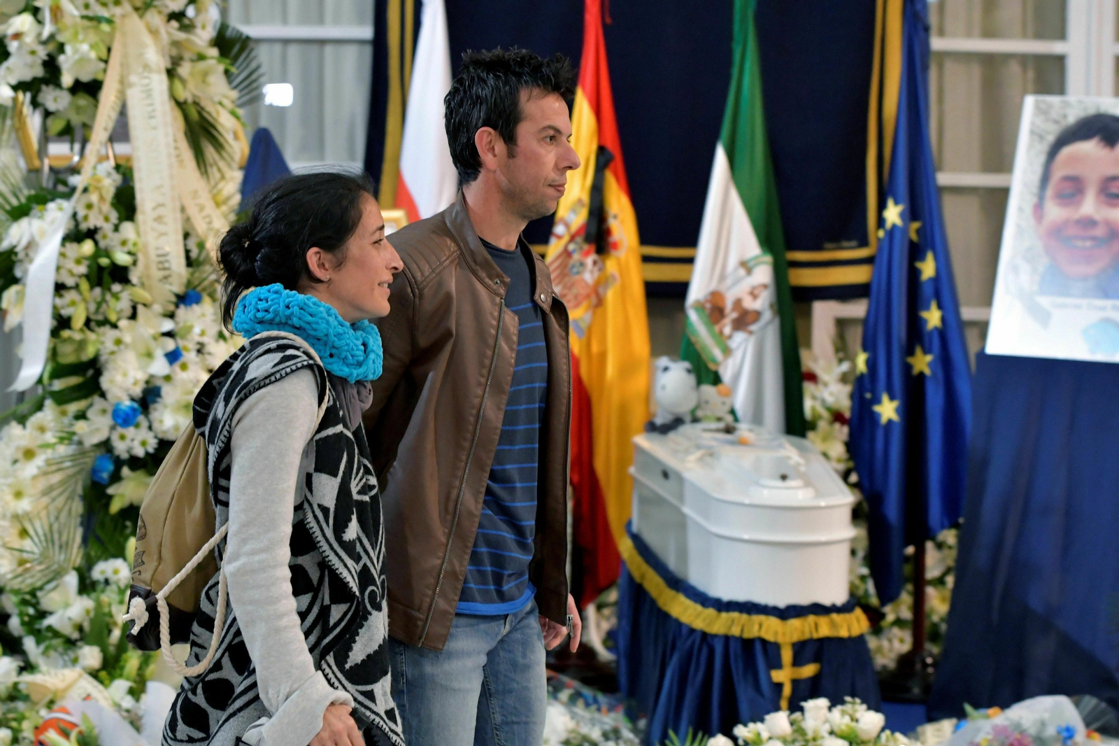 Los padres del pequeño Gabriel despidiéndose de su hijo en capilla ardiente