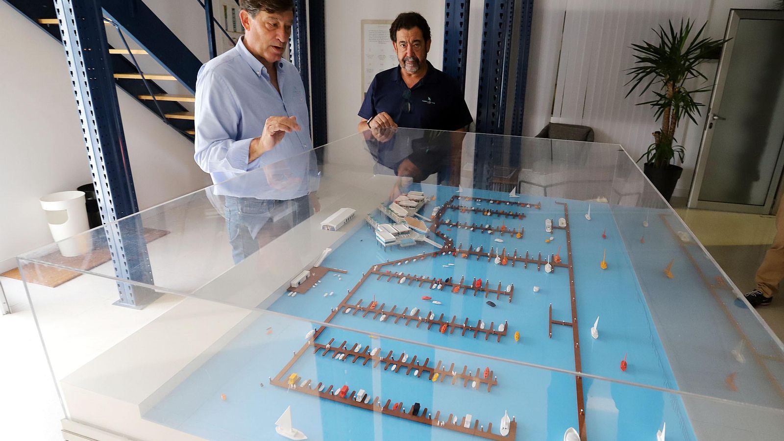 Luis Enguita y Juan Manuel González Morgado frente a una de las maquetas que dan una idea sobre cómo será el aspecto final de la Marina deportiva.