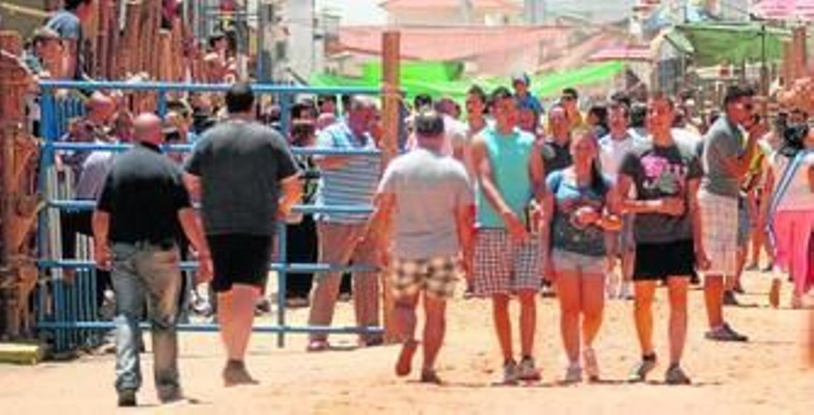 Algunos de los mozos desafían a las vaquillas sueltas por las calles de San Juan del Puerto.