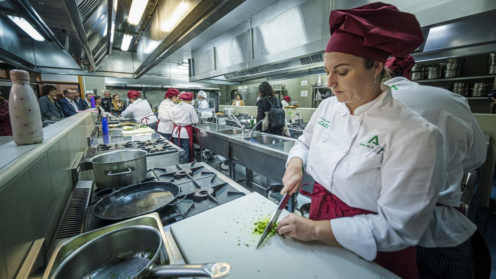 Una alumna, en pleno aprendizaje de técnicas en la cocina de la Escuela de Hostelería de la Junta.
