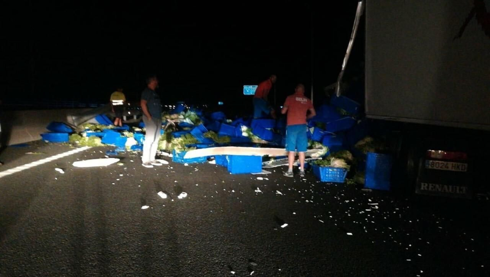 Un accidente  entre dos camiones en la A7 sentido Torremolinos causa 13 kilómetros de retención
