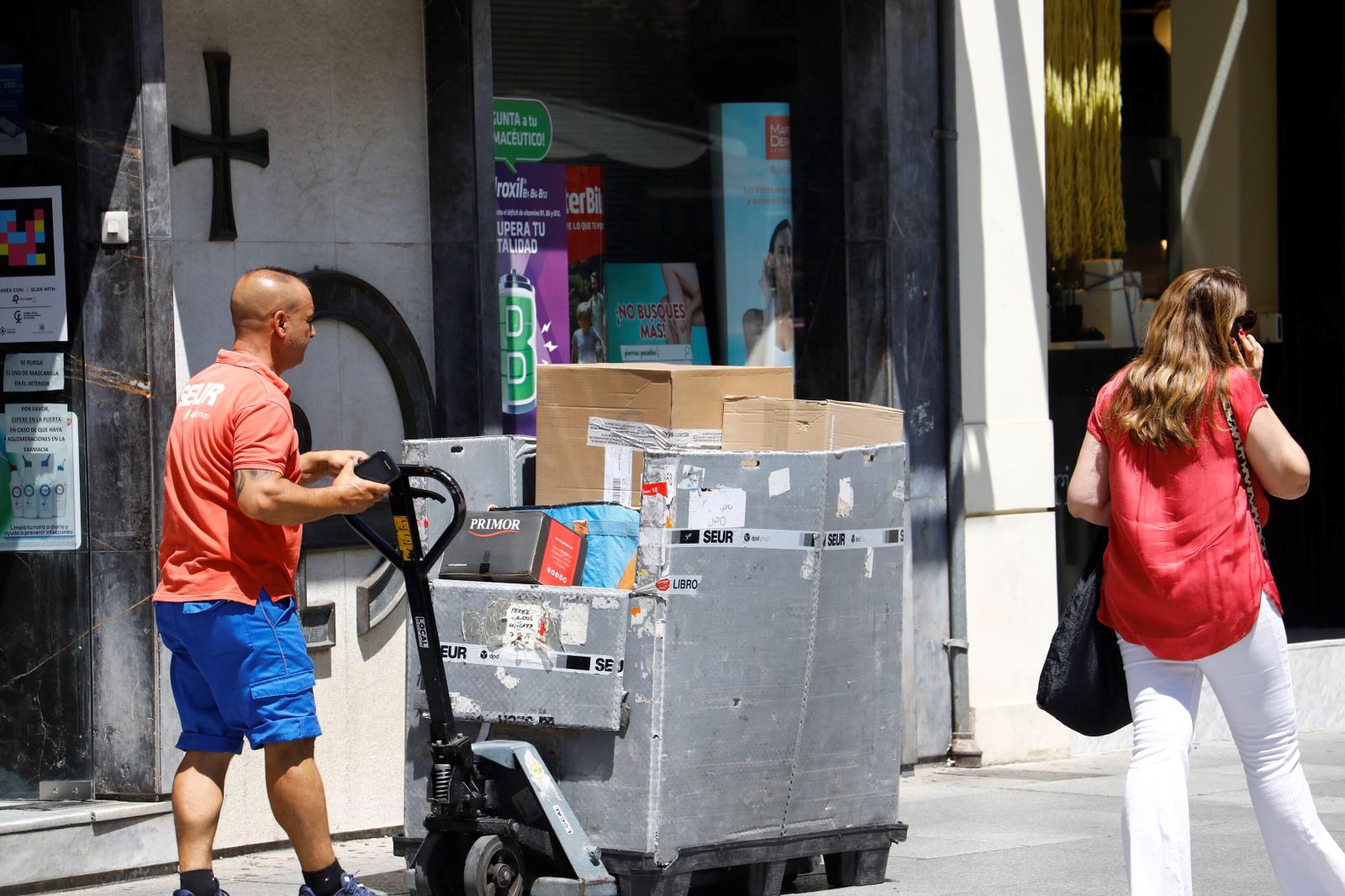 Un repartidor de pedidos en el centro de Córdoba.