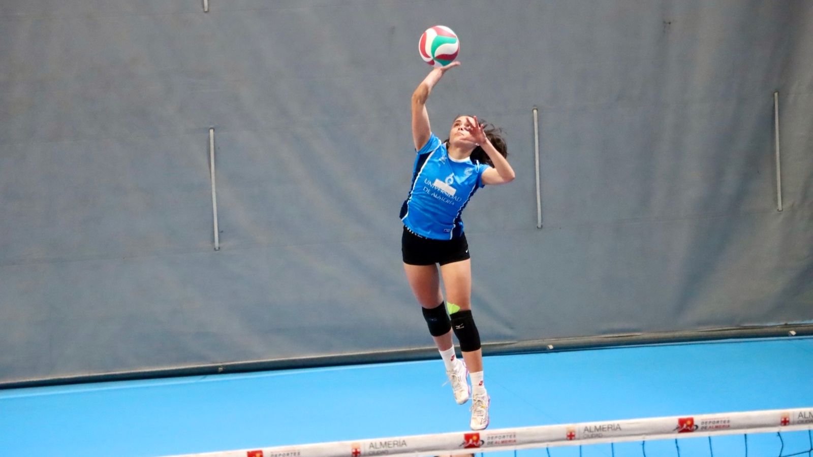 Una jugadora del equipo de voleibol femenino de la UAL, en plena acción en una competición anterior.