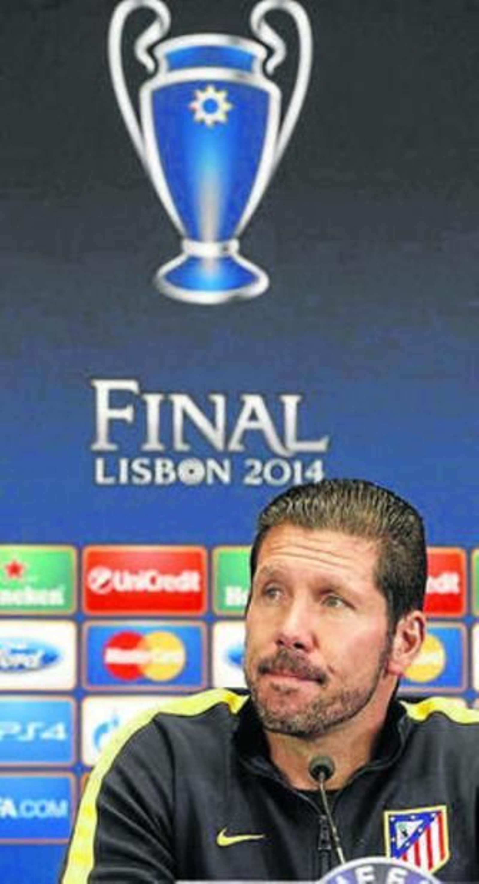 Simeone, ante los medios.