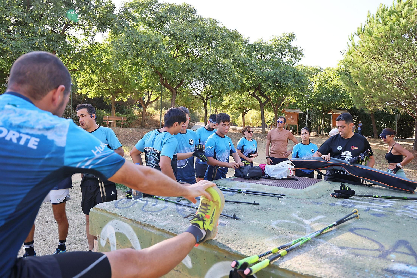 Imágenes de un entrenamiento de marcha nórdica del CD Multideportes