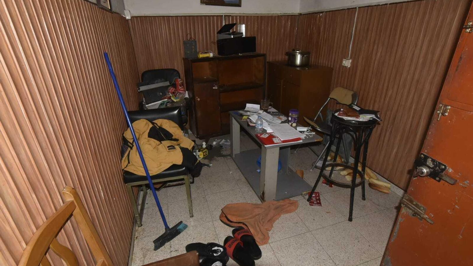 El interior de la casa de la calle Ruiz Tagle en la que residía el arrestado. El interior de la casa de la calle Ruiz Tagle en la que residía el arrestado.