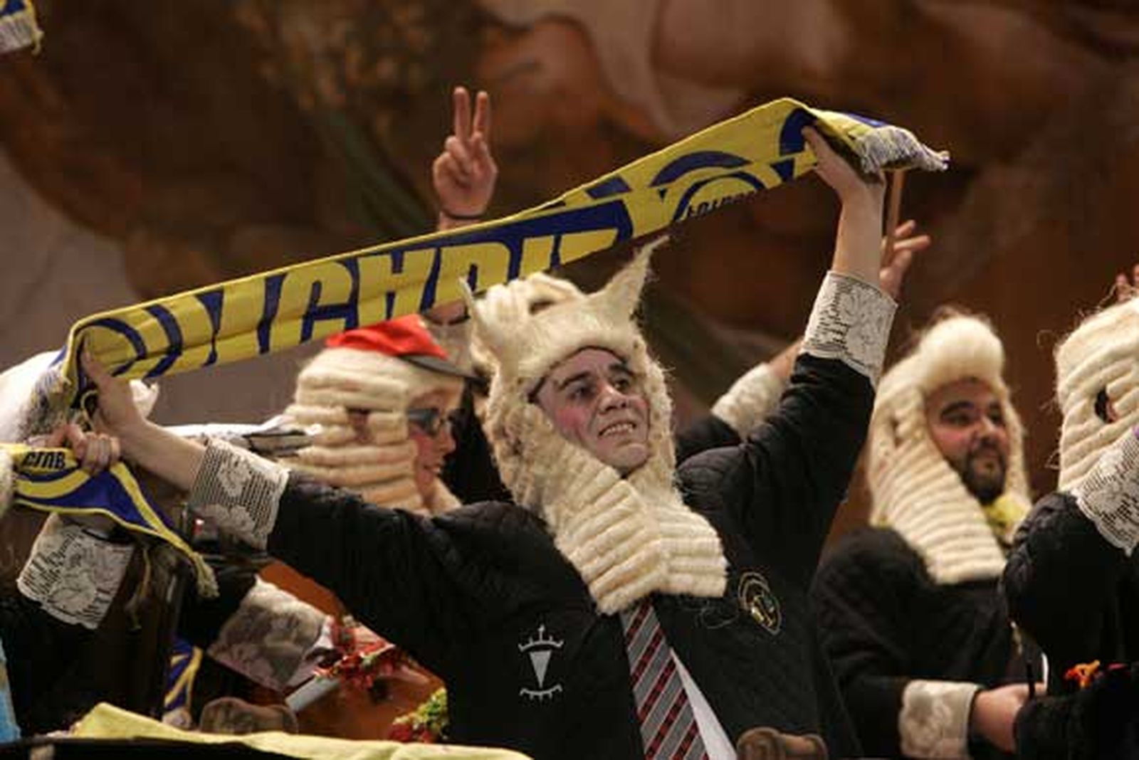 La chirigota de Vera Luque, 'Los que van por derecho', se ha hecho con el primer puesto de la modalidad

Foto: Jesus Marin/Lourdes de Vicente