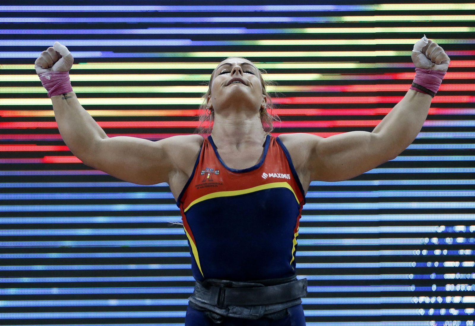 La halterófila española Lydia Valentín levanta triunfante los brazos después de lograr el oro en el total olímpico de los Europeos de Bucarest.