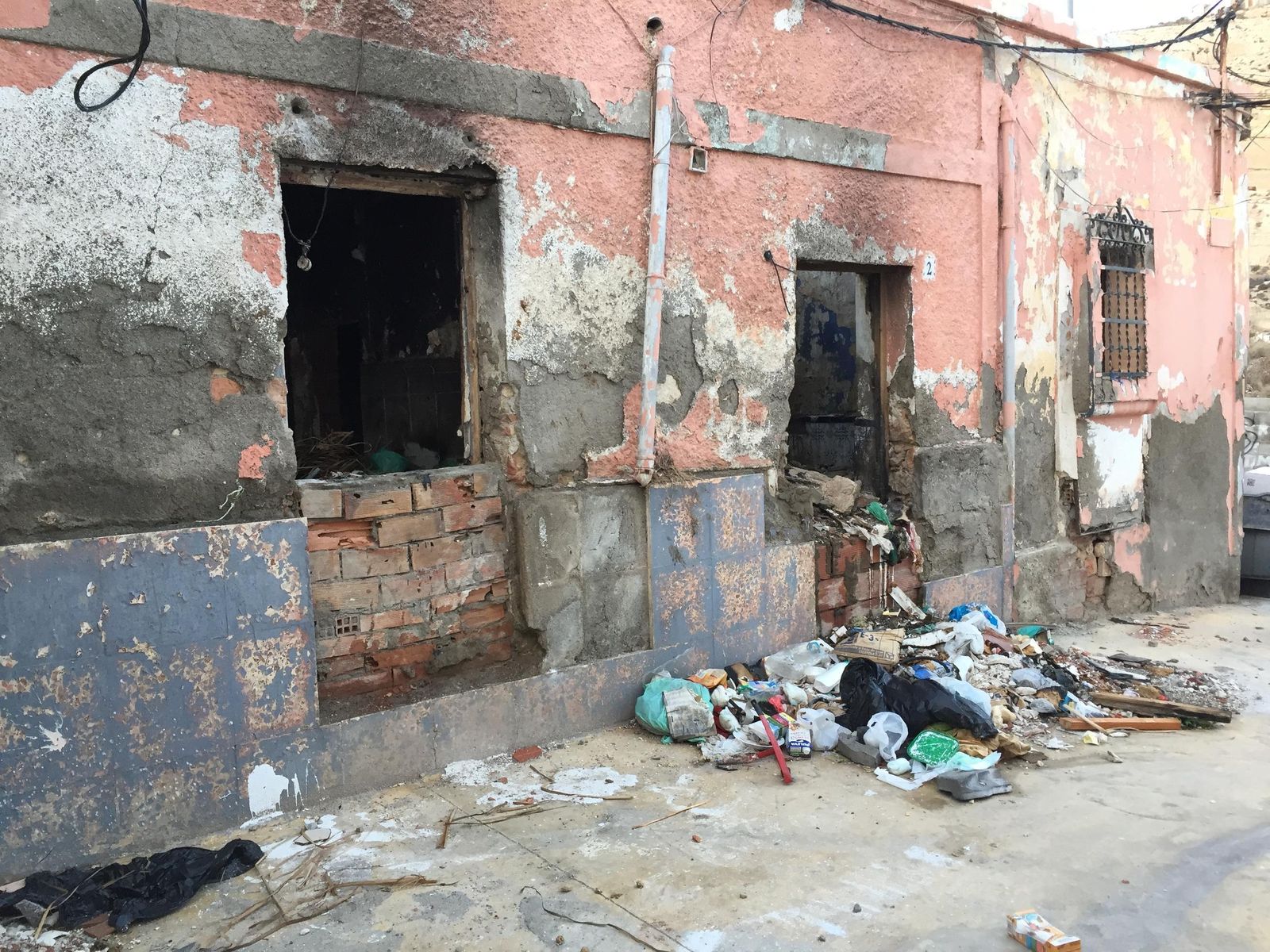 Una de las viviendas objeto de la denuncia, repleta por dentro y por fuera de basura.