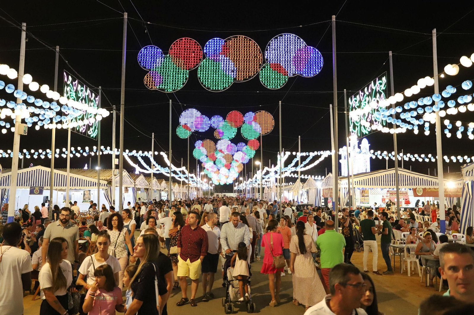 Onubenses de todas las edades pasean en familia por el recinto colombino.