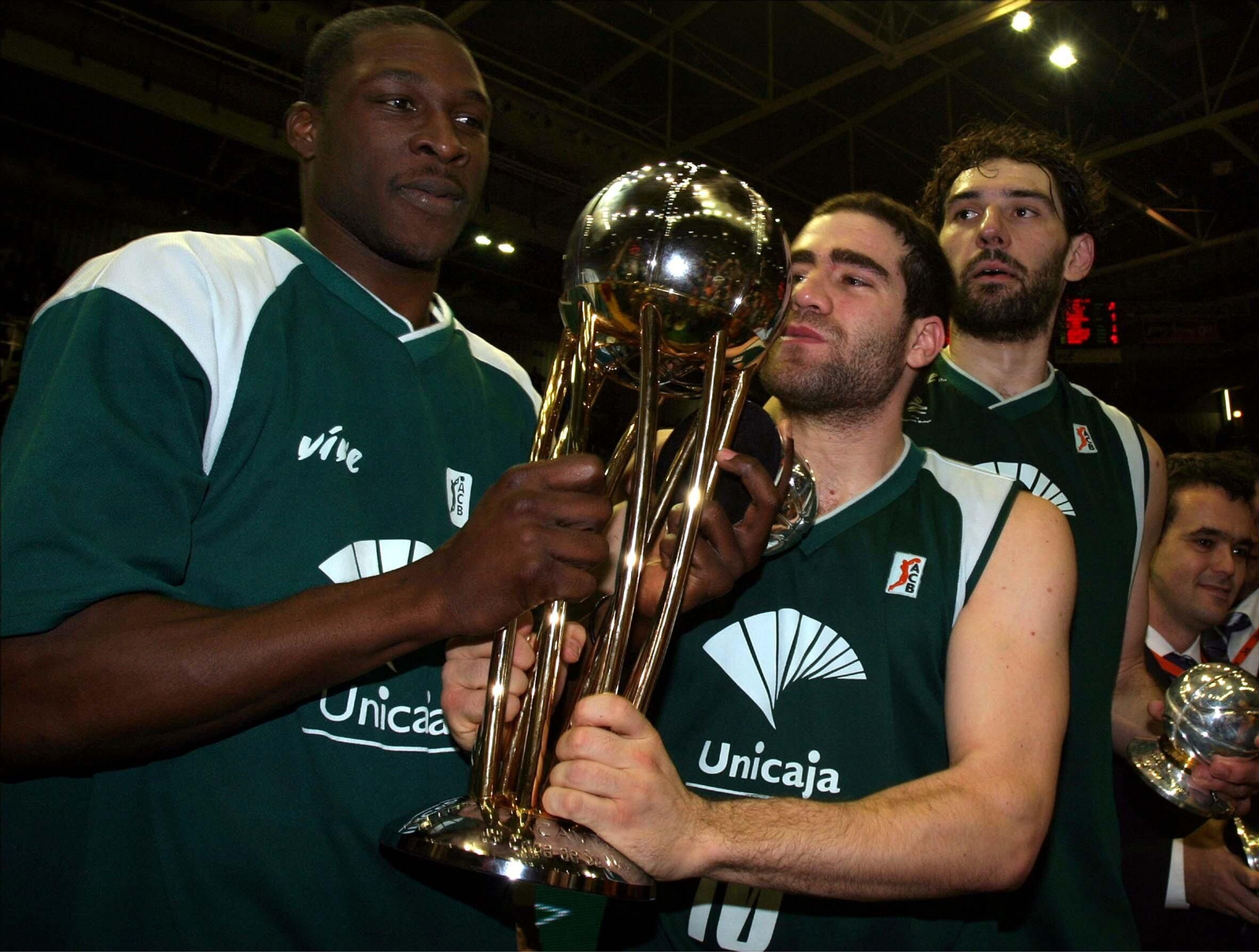 Flo Pietrus, junto a Cabezas y Garbajosa, con el título de campeón de la Copa del Rey.