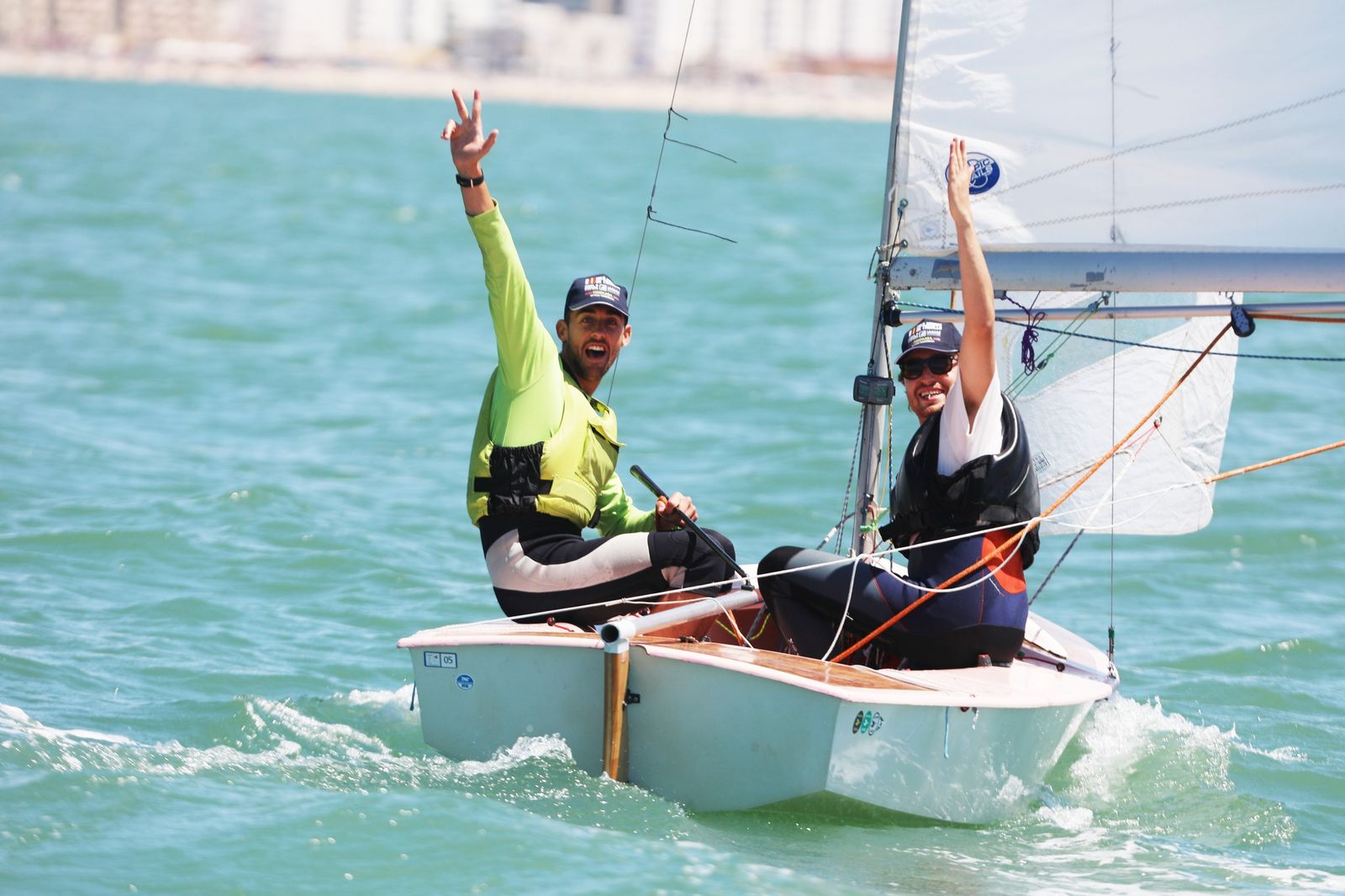Eduardo de la Concha, presidente; y Santi Pérez, secretario, simbolizan el relevo generacional de la Flota de Snipe de Cádiz.