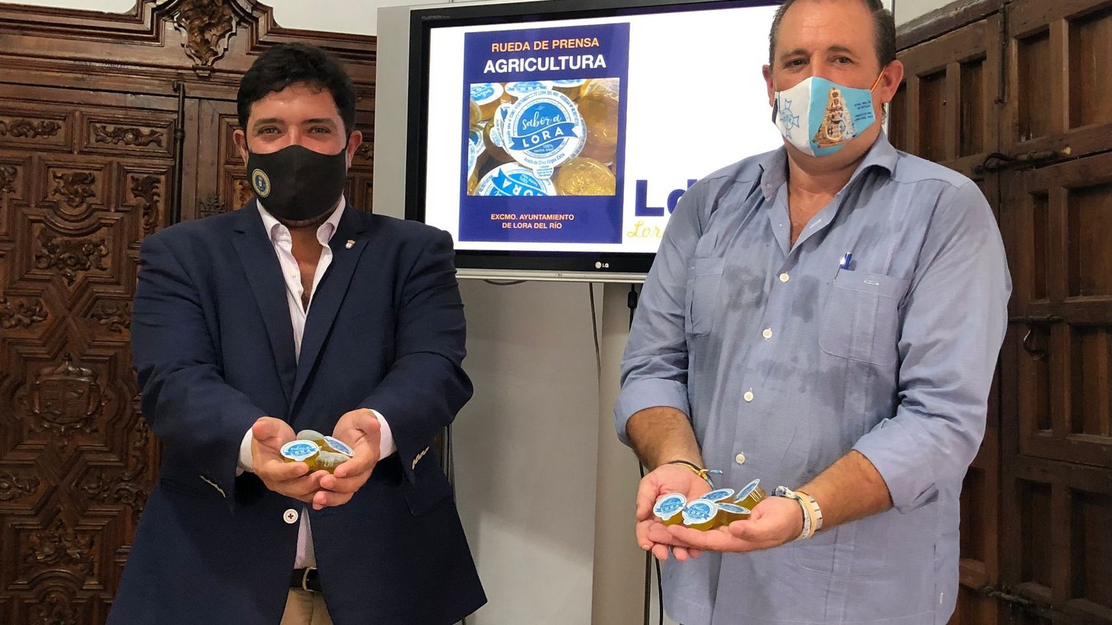 El alcalde de Lora del Río, Antonio Miguel Enamorado, y el concejal-delegado de Agricultura, Federico Cuevas.
