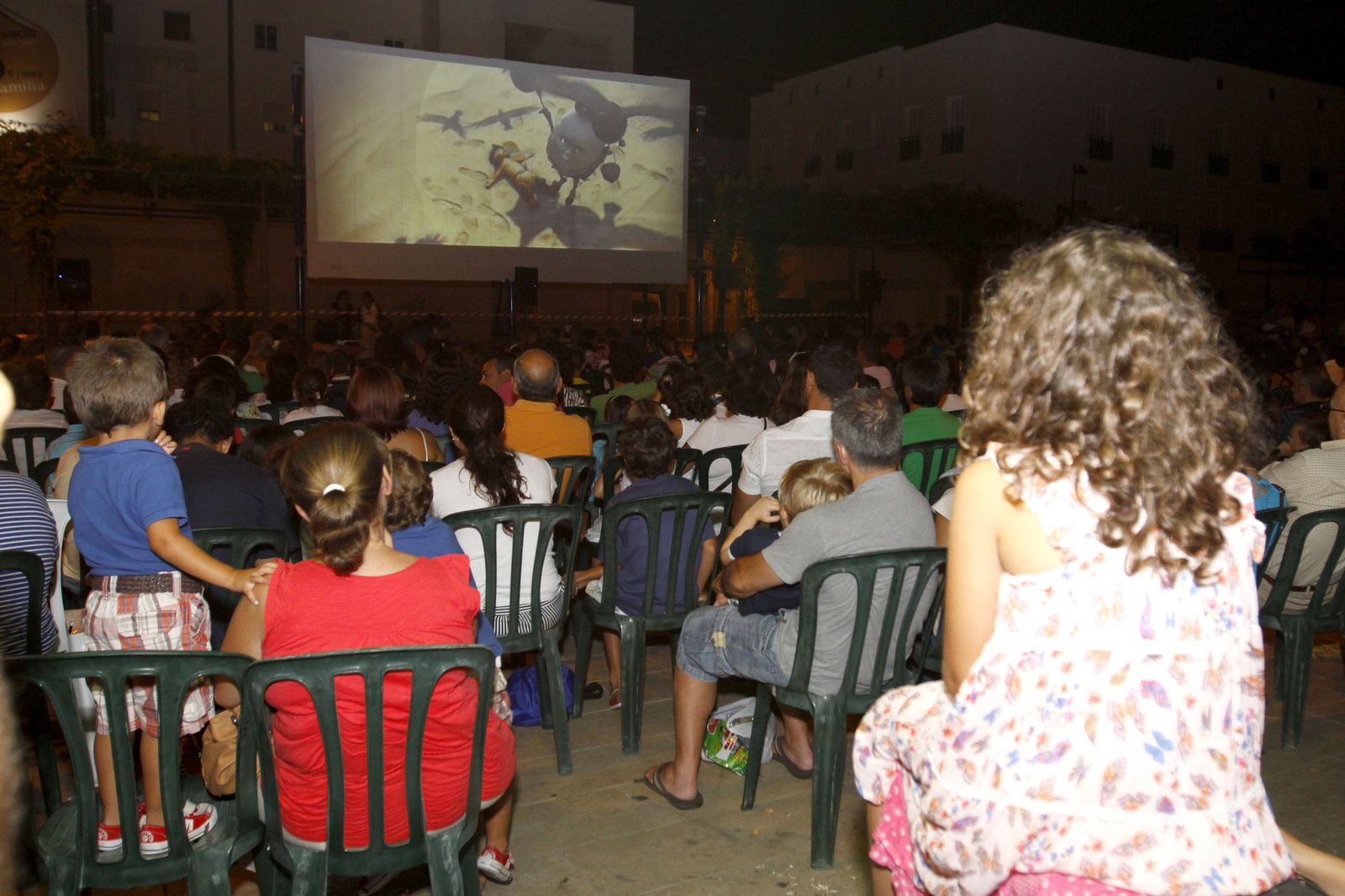Público viendo una película en la segunda pista de La Barrosa.