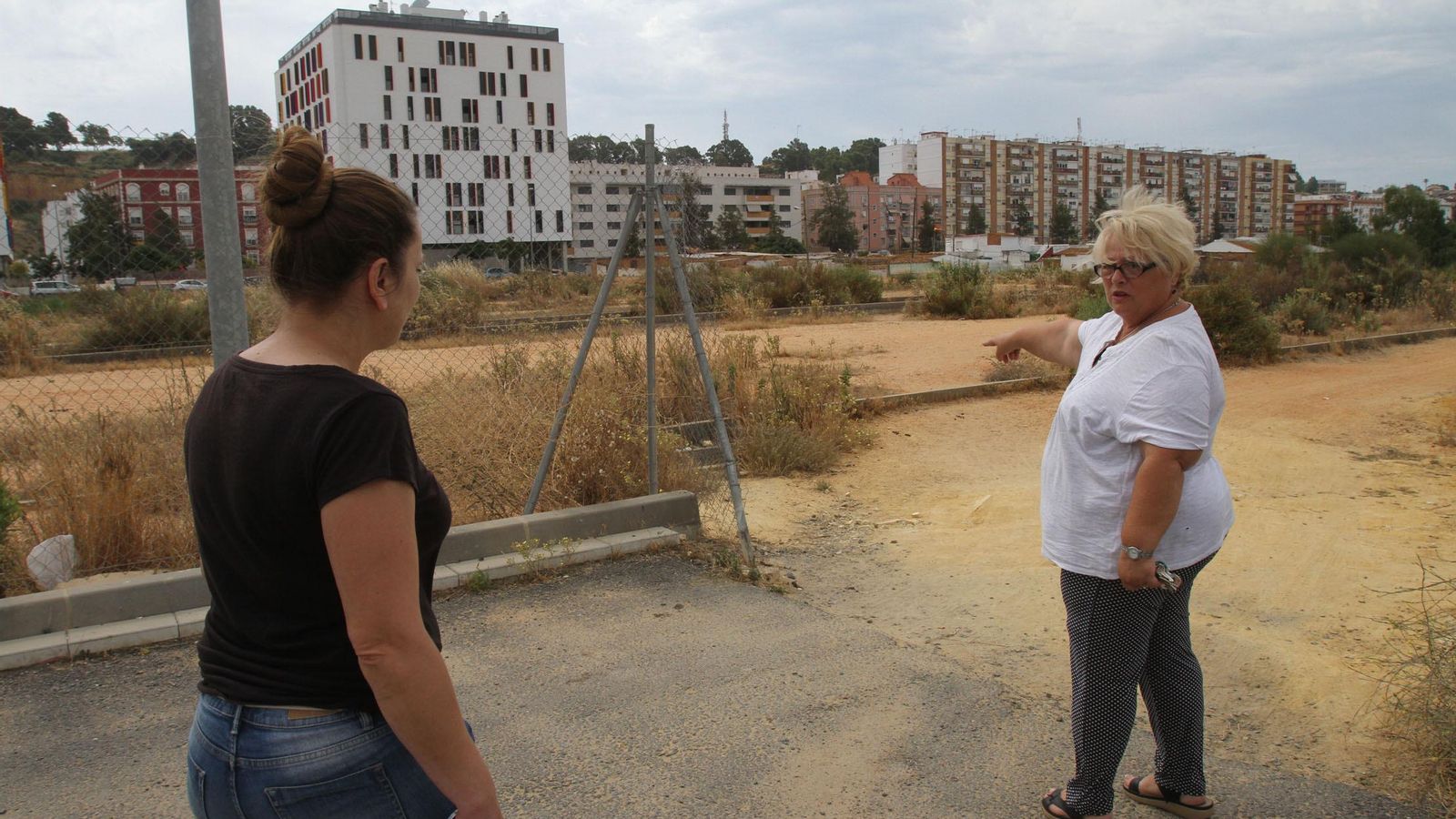 Propietarios de viviendas en la barriada Marismas del Odiel señalan las deficiencias en sus instalaciones.