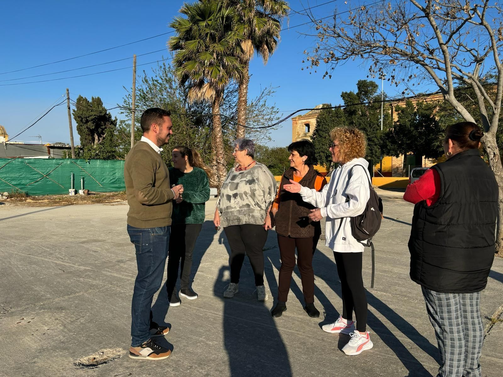 Jesús Alba, con vecinos de El Portal.