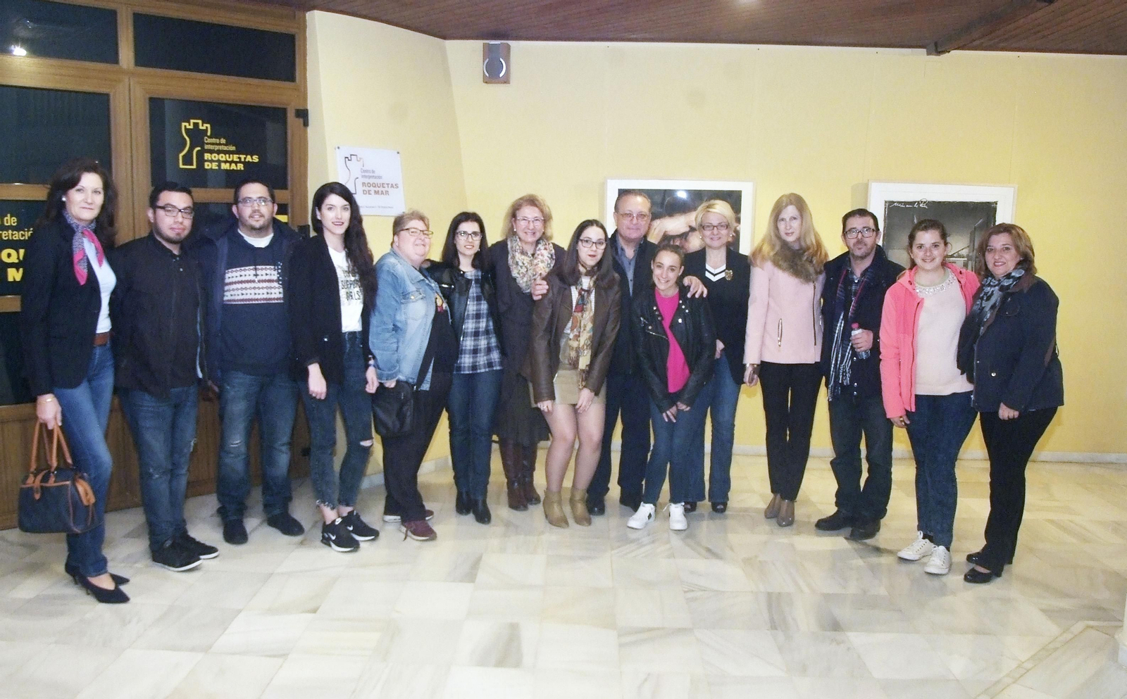 Eloisa Cabrera, María Dolores Ortega y otros miembros del equipo de gobierno en la apertura de la muestra.