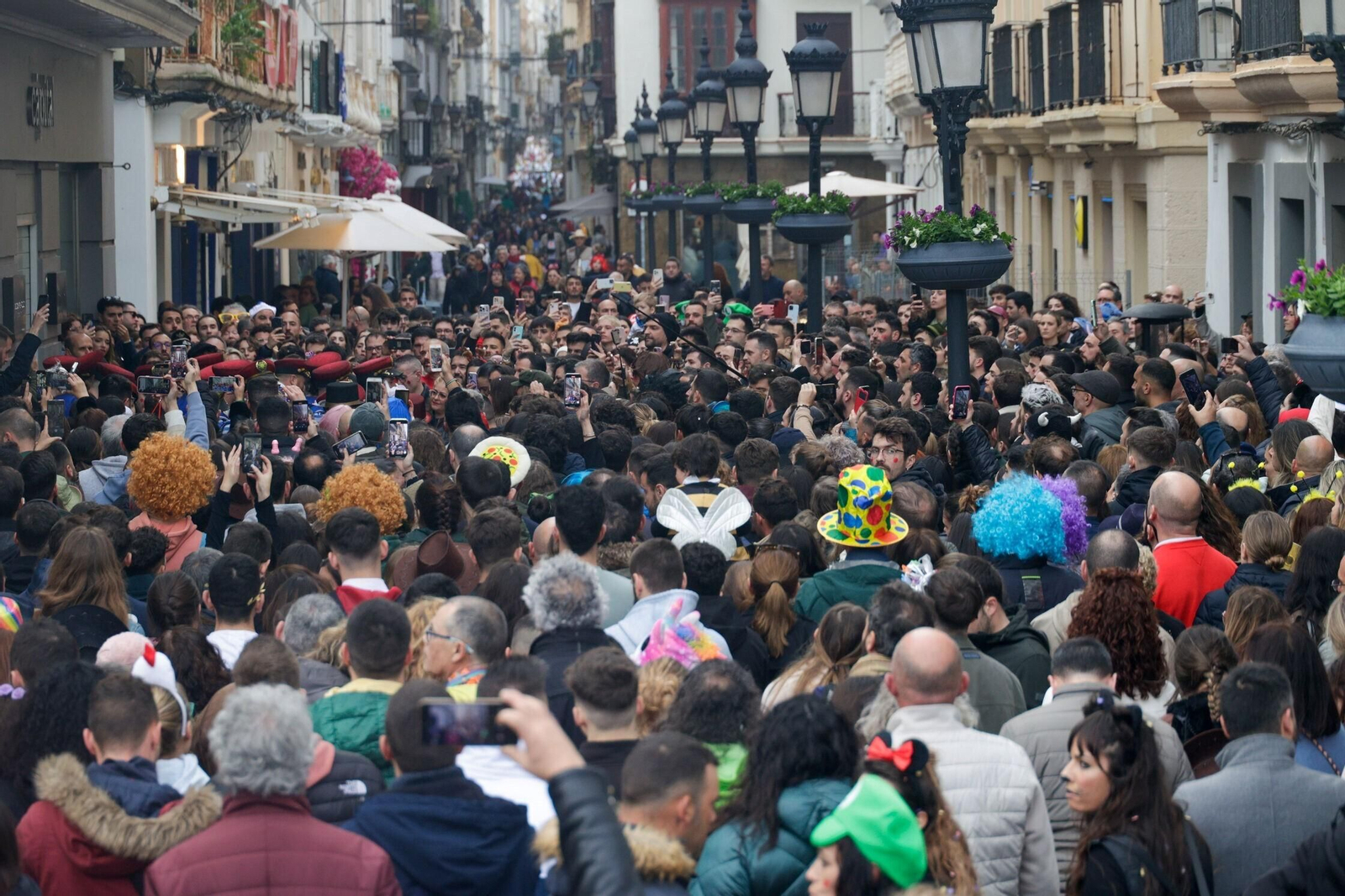 Las imágenes de un domingo de Carnaval en Cádiz pasado por agua
