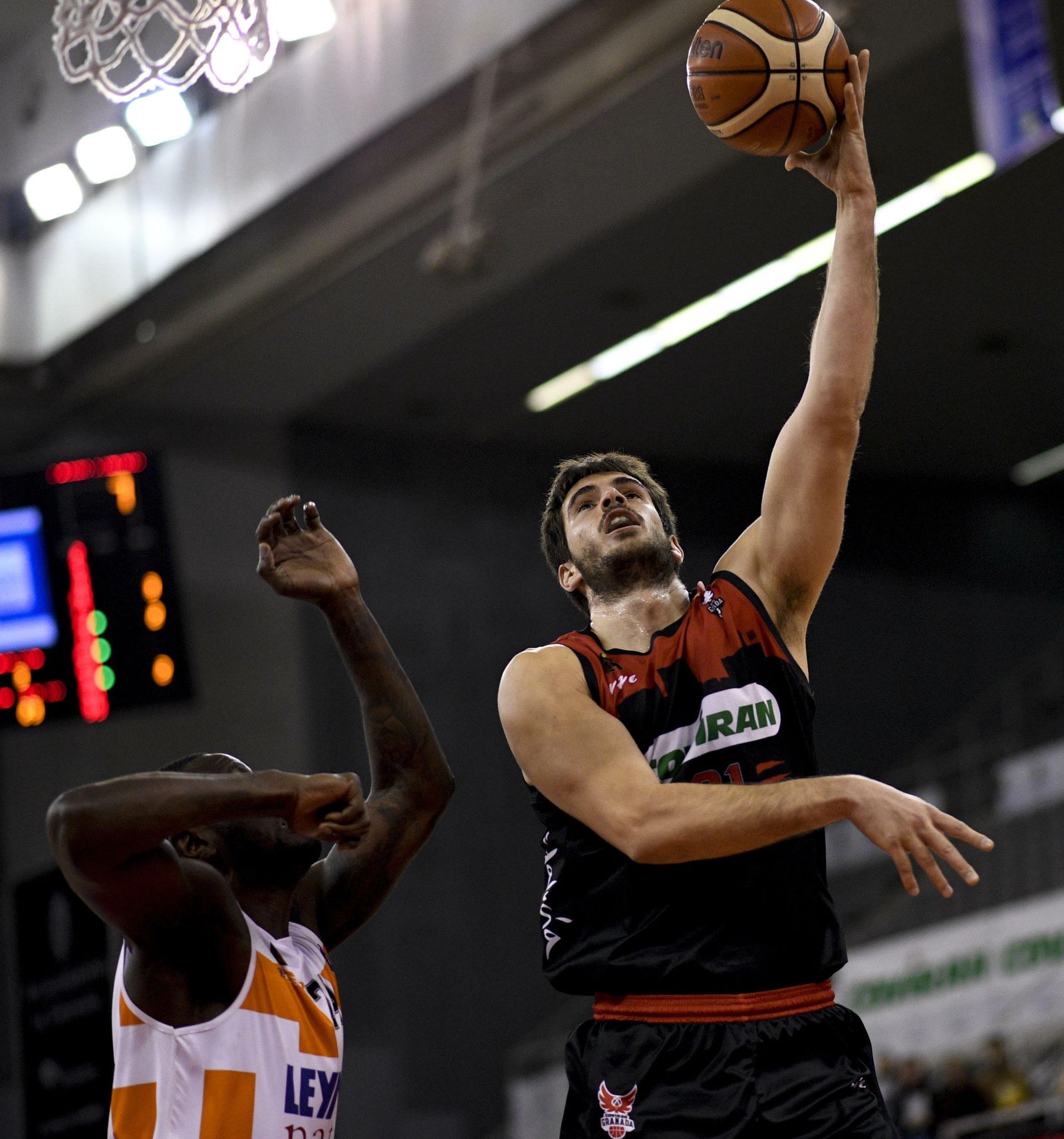 David Iriarte entra a canasta.