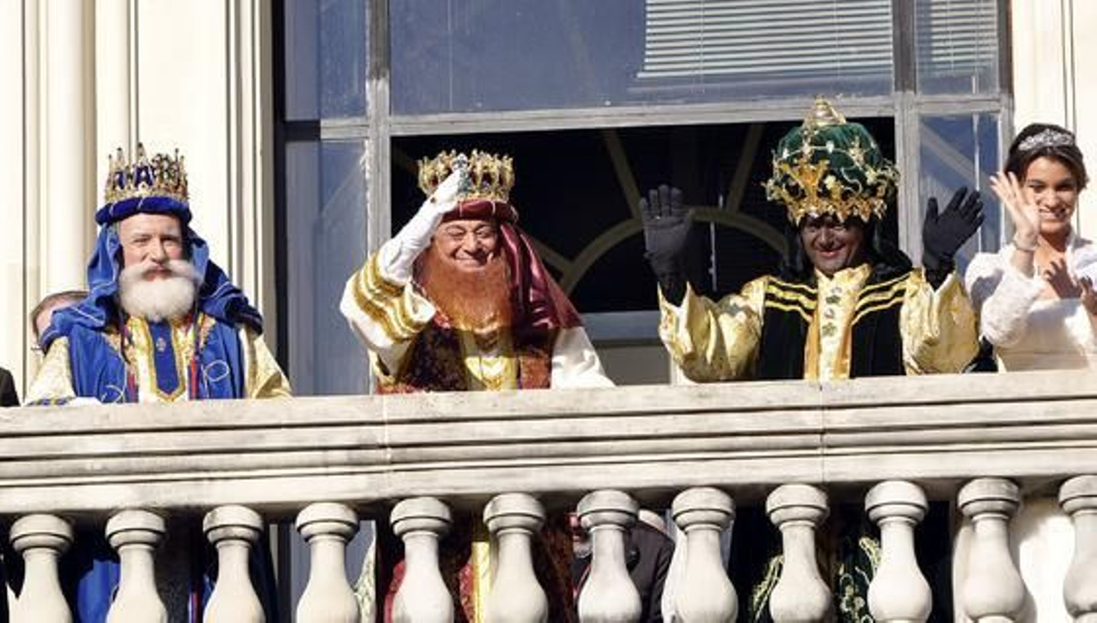 Los Reyes Magos y la Estrella de la Ilusión saludan.

Foto: Manuel Gomez