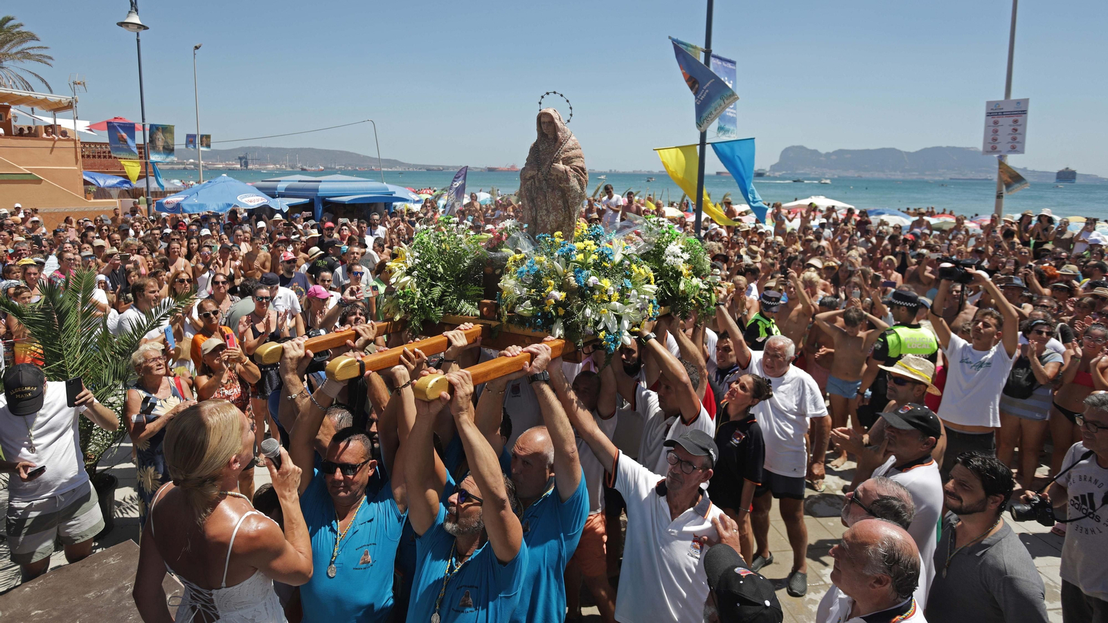 La imagen de la Virgen de la Palma llega a la playa de El Rinconcillo, el pasado año.