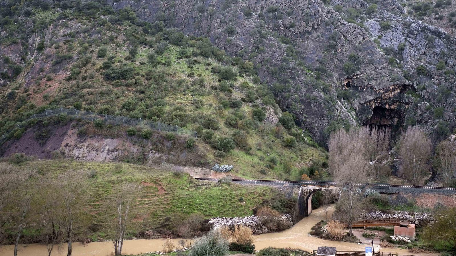 Acceso a la Cueva del Gato cortado por la crecida del río Guadiaro. Acceso a la Cueva del Gato cortado por la crecida del río Guadiaro.