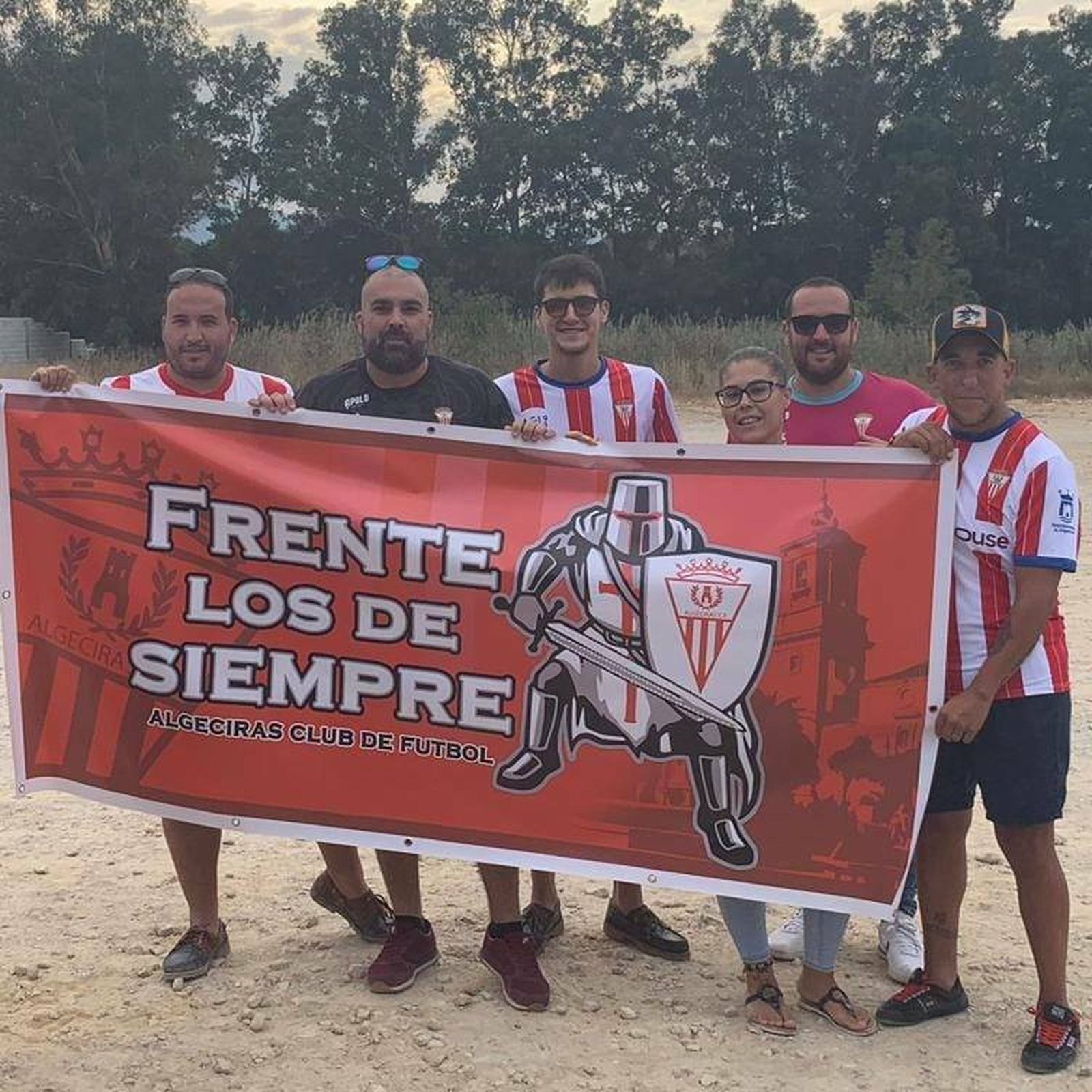 Algunos de los integrantes del Frente Los de Siempre, en el exterior del Nuevo Mirador.