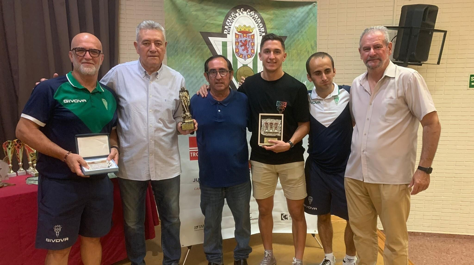 Los premiados, junto a Rafael Rojas, presidente del Racing FC Córdoba.