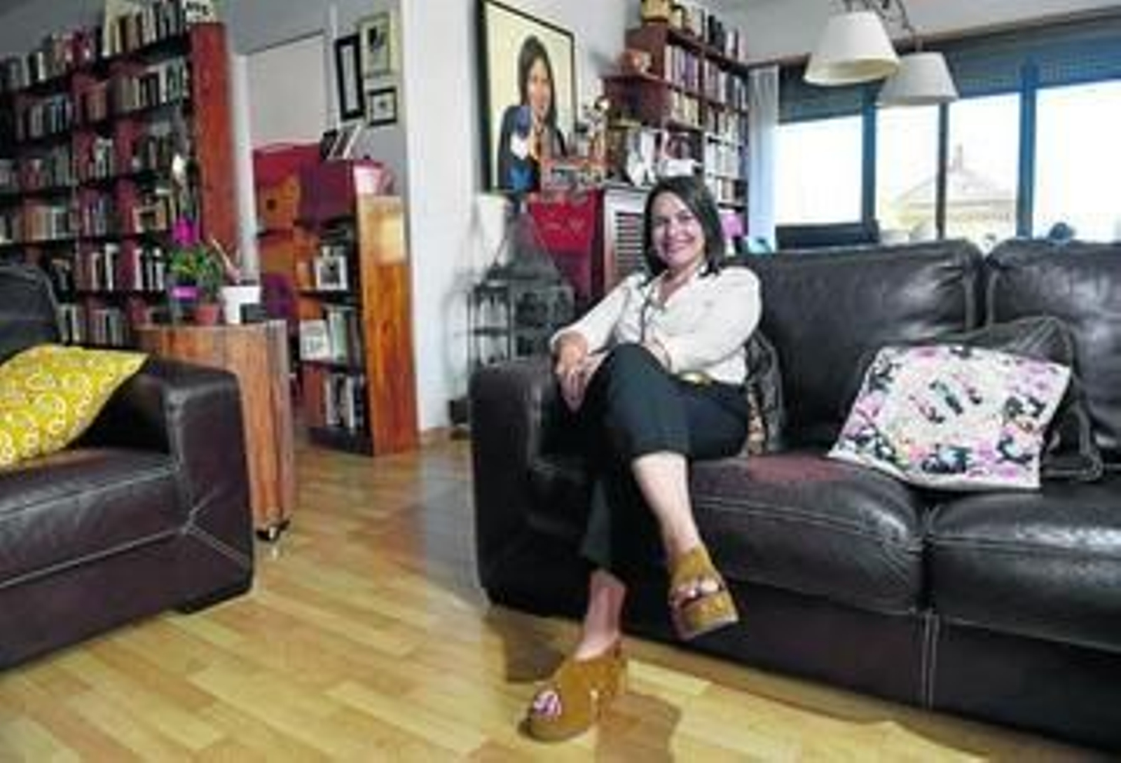 Lina Gálvez, en su domicilio, durante un momento de la entrevista.