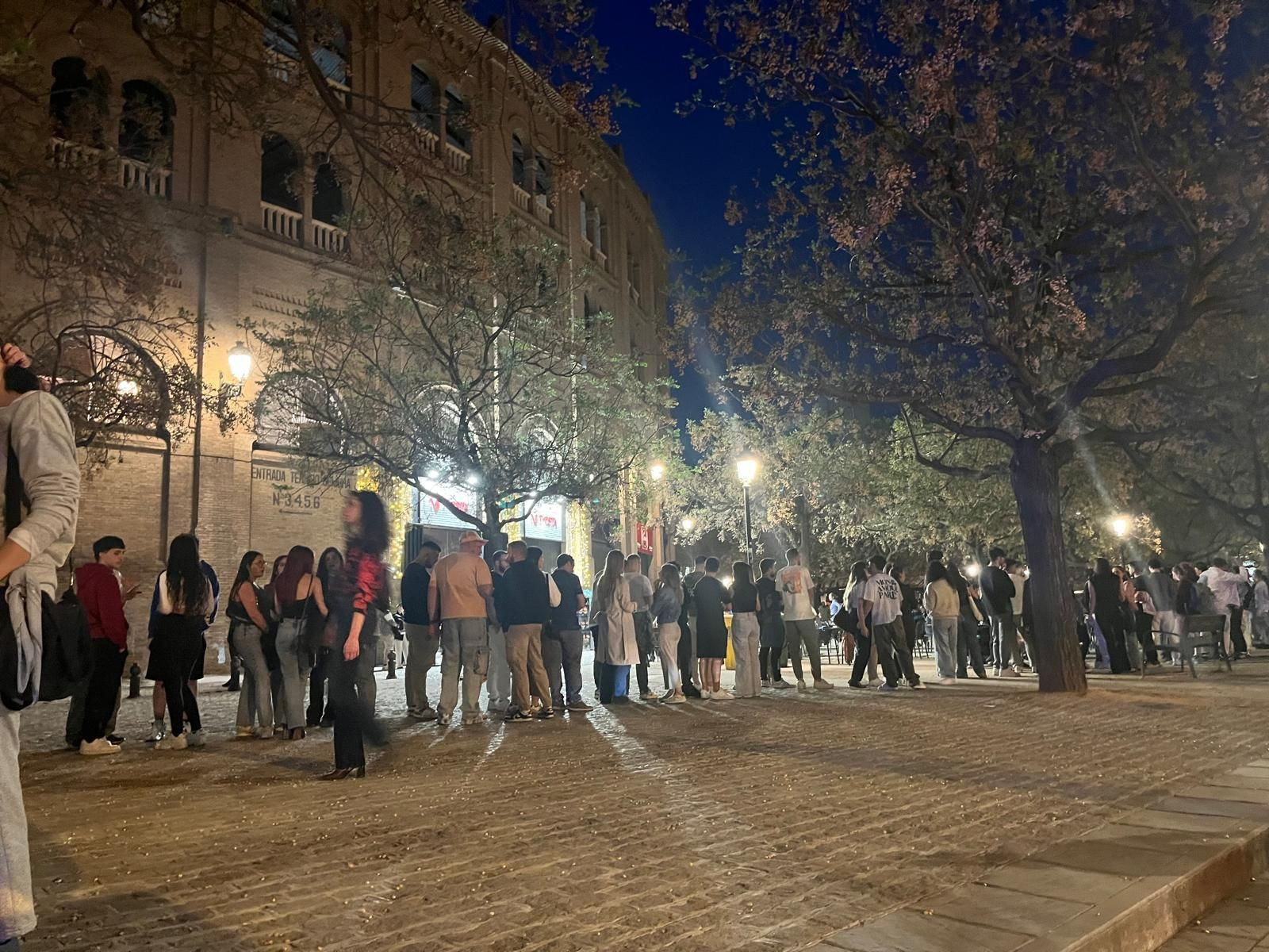 Colas alrededor de la Plaza de Toros de Granada el pasado mes de abril