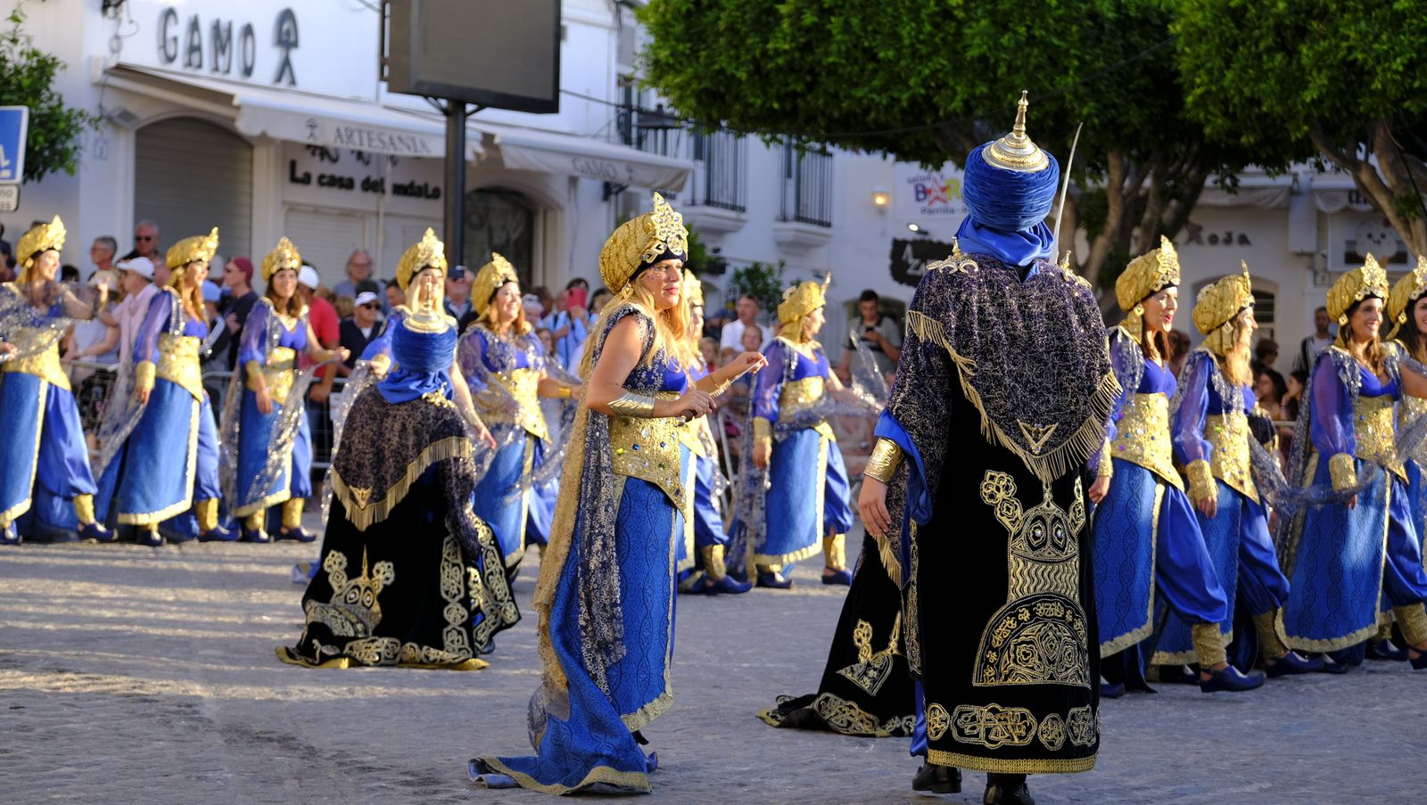 El espectacular desfile de Moros y Cristianos de Mojácar, en imágenes