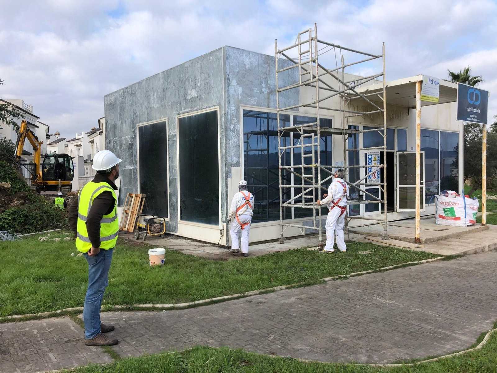 Dos obreros trabajan en la reforma de la futura oficina de turismo de Los Barrios.