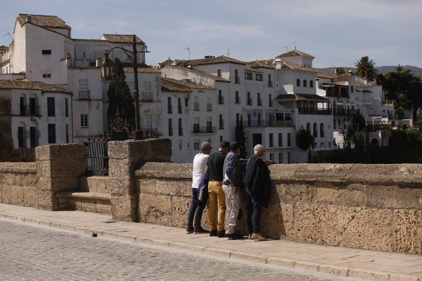 Turistas en el Puente Nuevo de Ronda