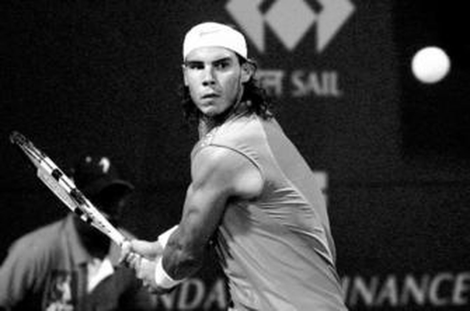 Nadal se dispone a golpear la bola en un momento del partido disputado ayer en Chennai.