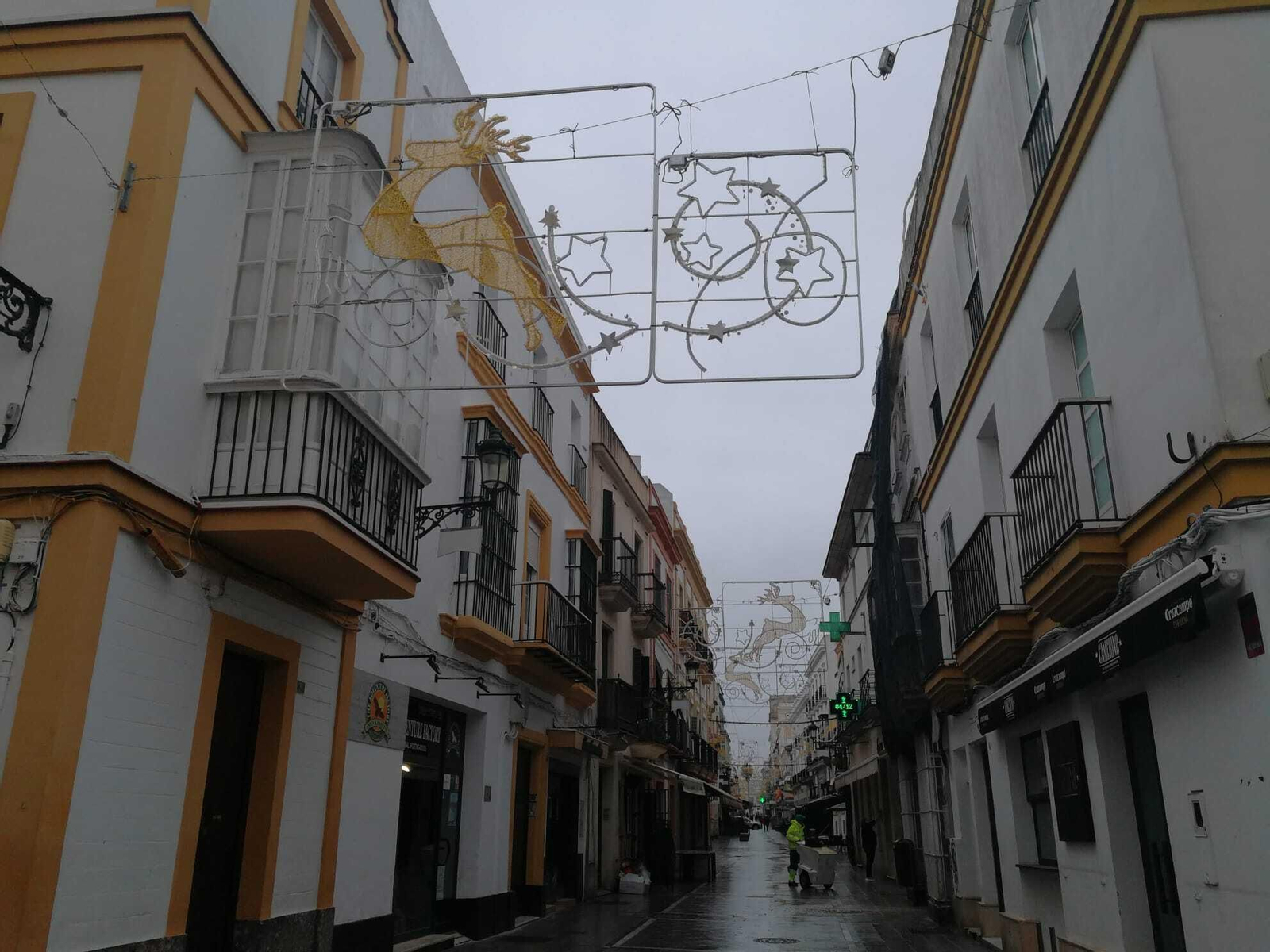 Un detalle del alumbrado navideño instalado en la calle Luna, en el centro de El Puerto.