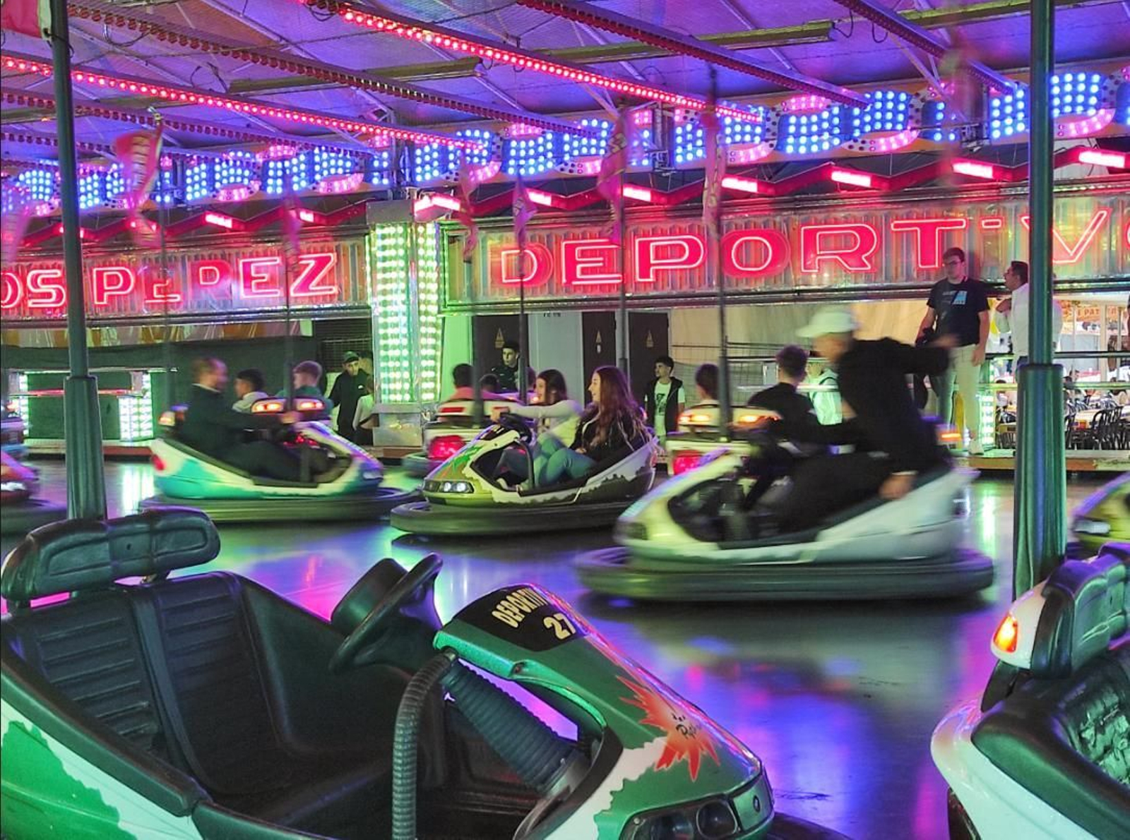 Los Coches Locos o Coches de Choque son uno de los puntos neurálgicos de las atracciones de la Feria de San Lucas.