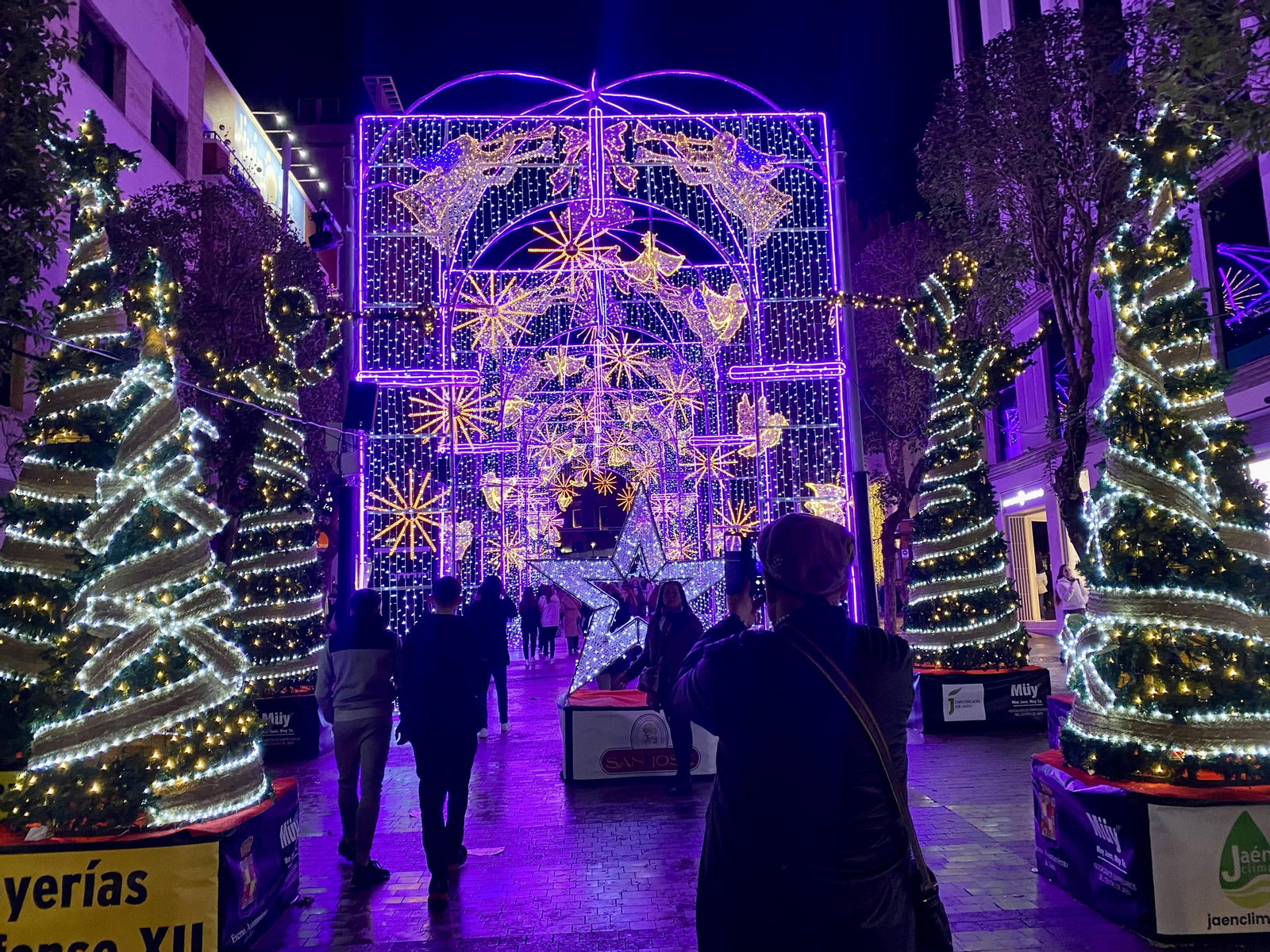 Los jiennenses disfrutan del encendido de 'La Catedral de la Navidad' con Rosa Copado como pregonera