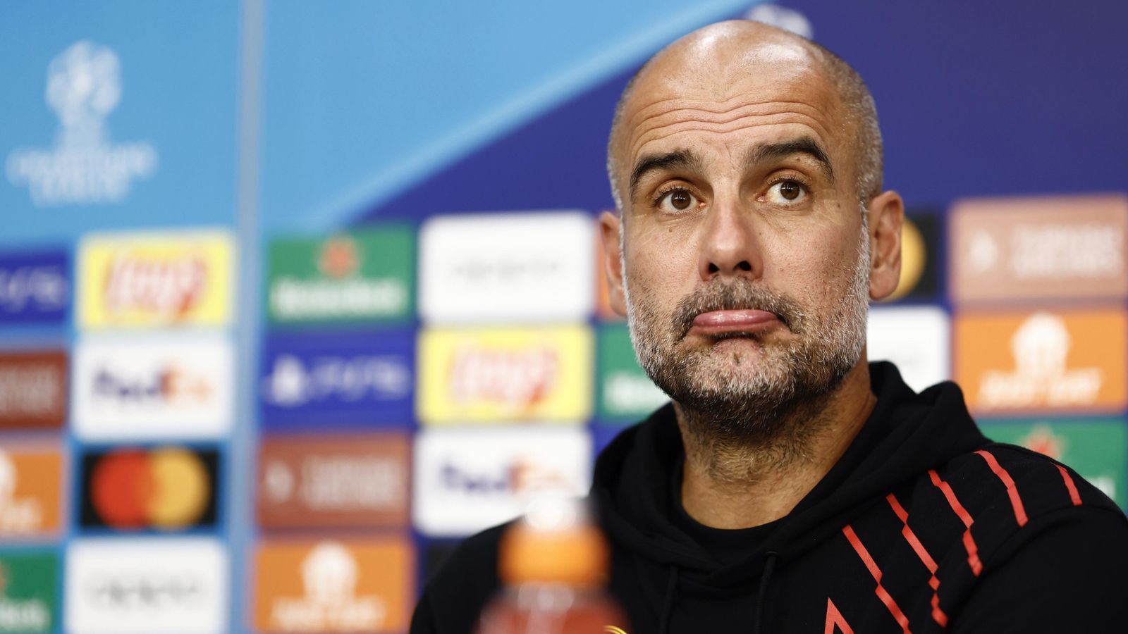 Pep Guardiola atiende a la prensa en el Ramón Sánchez-Pizjuán.