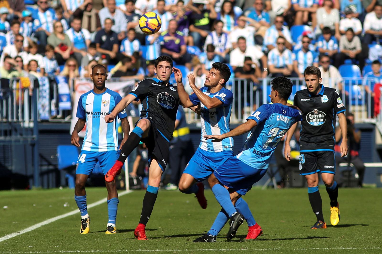 Fede Valverde y Juan Carlos pugnan por el balón en presencia del Chory Castro y Diego Rolán, al fondo.