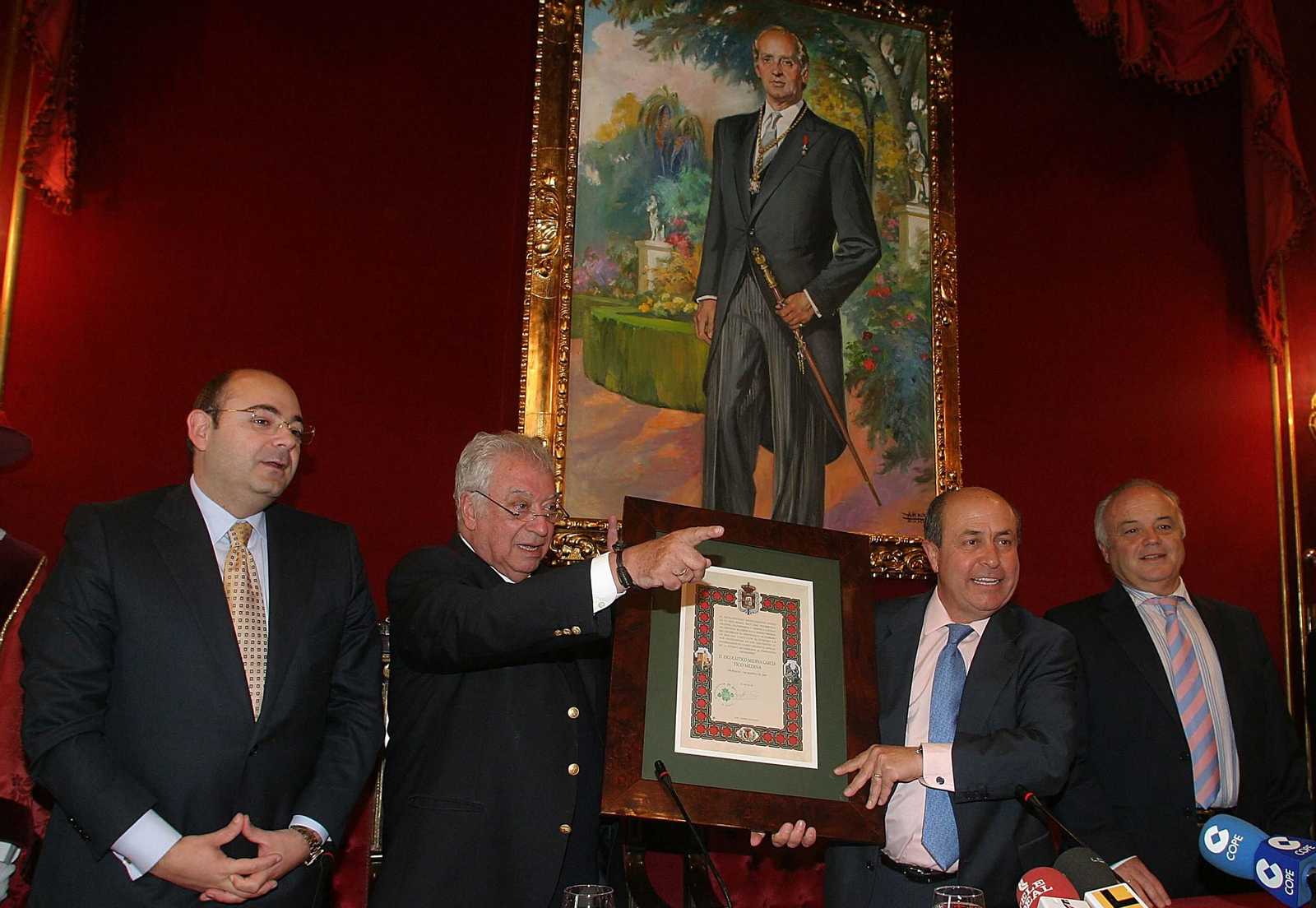 Momento en el que Tico Medina fue nombrado Cronista Oficial de Granada.