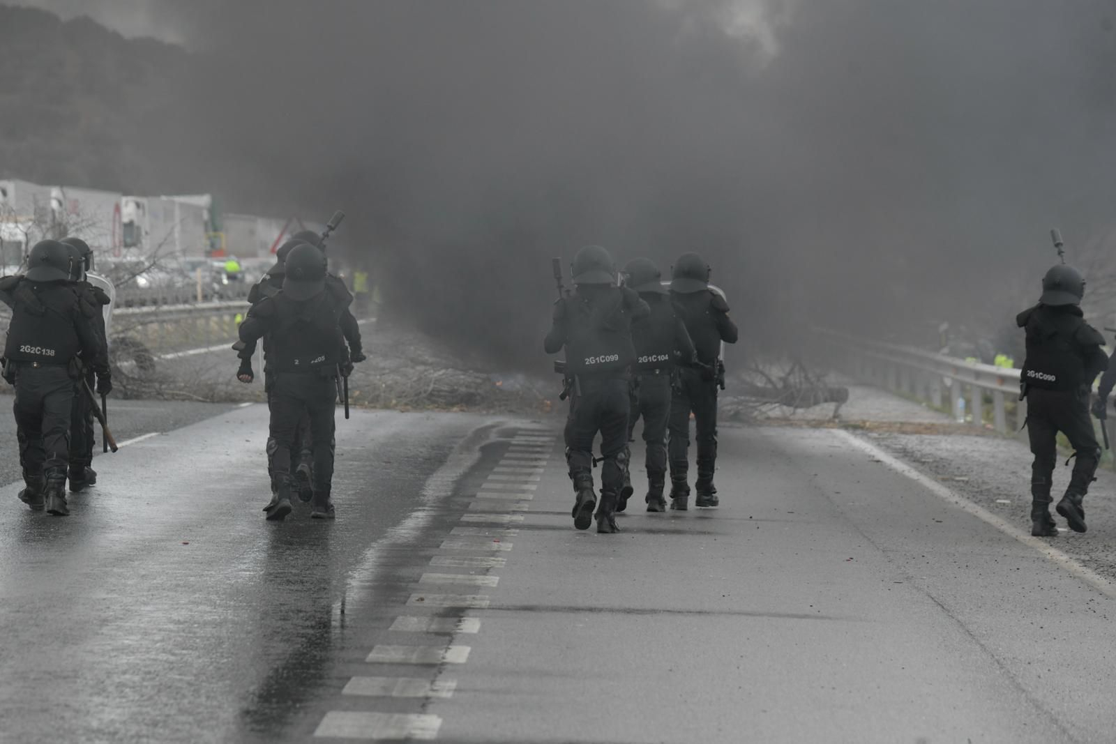 La intervención de la Guardia Civil en el corte de la A-92 por los agricultores, desde dentro