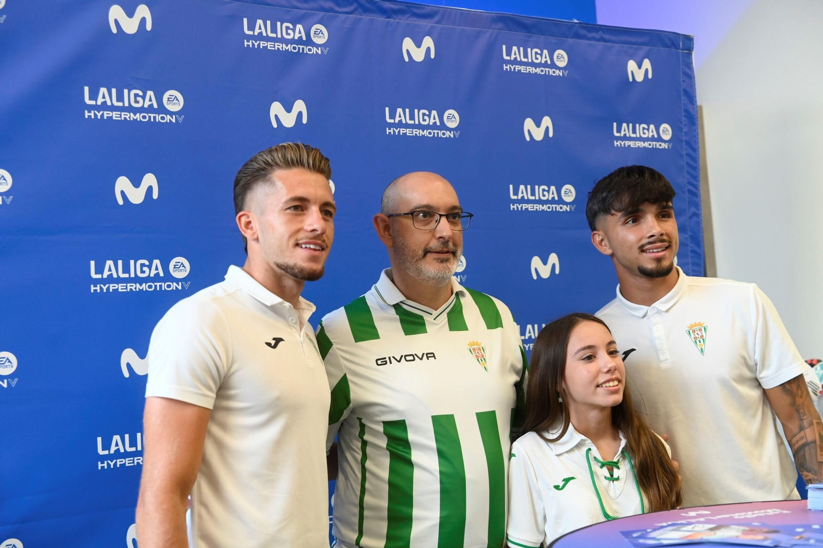 La pasión por el Córdoba CF se traslada a Las Tendillas en la firma de autógrafos de Isma Ruiz y Kevin Medina