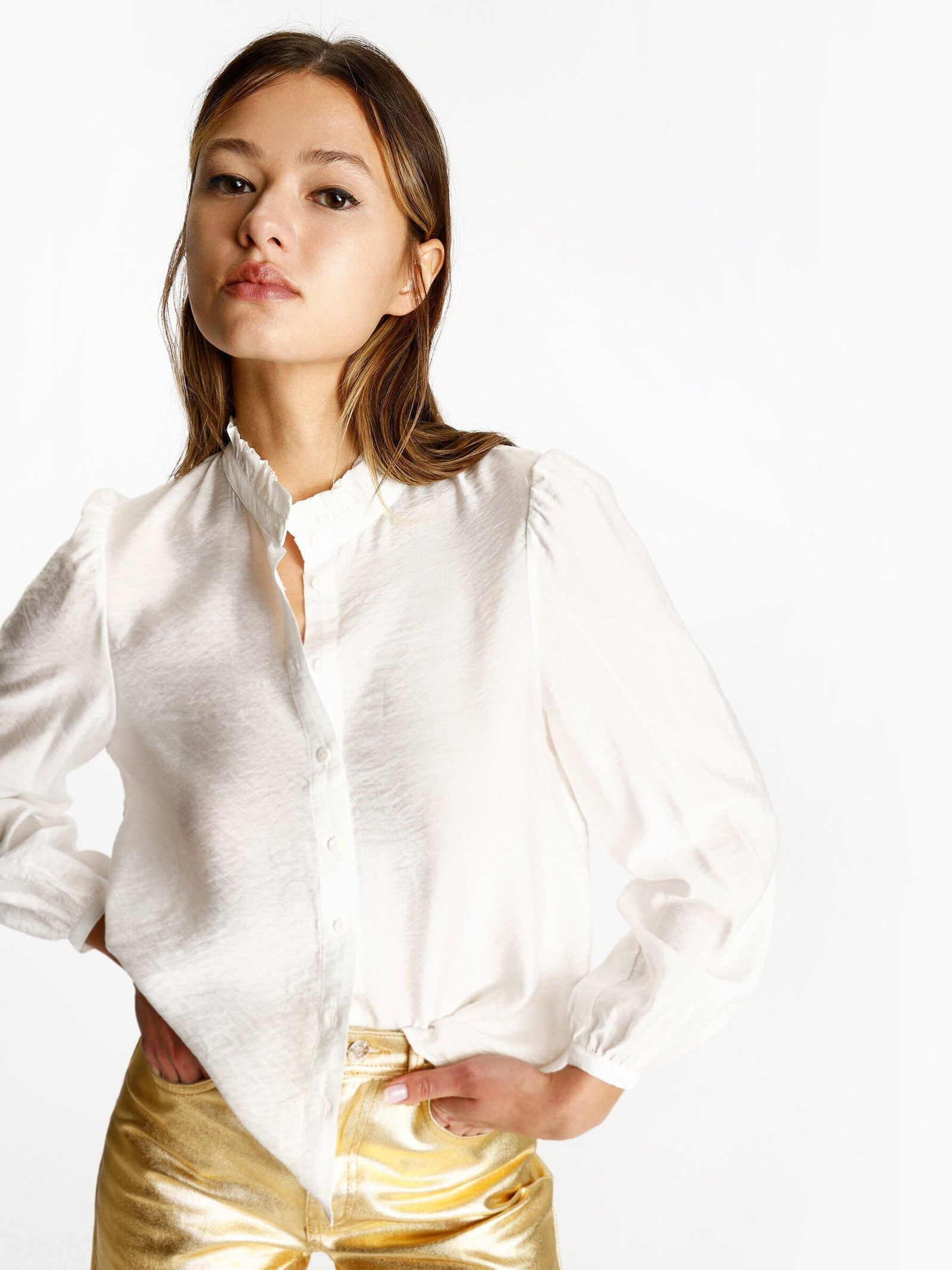 Blusa con mangas abullonadas de Lefties.