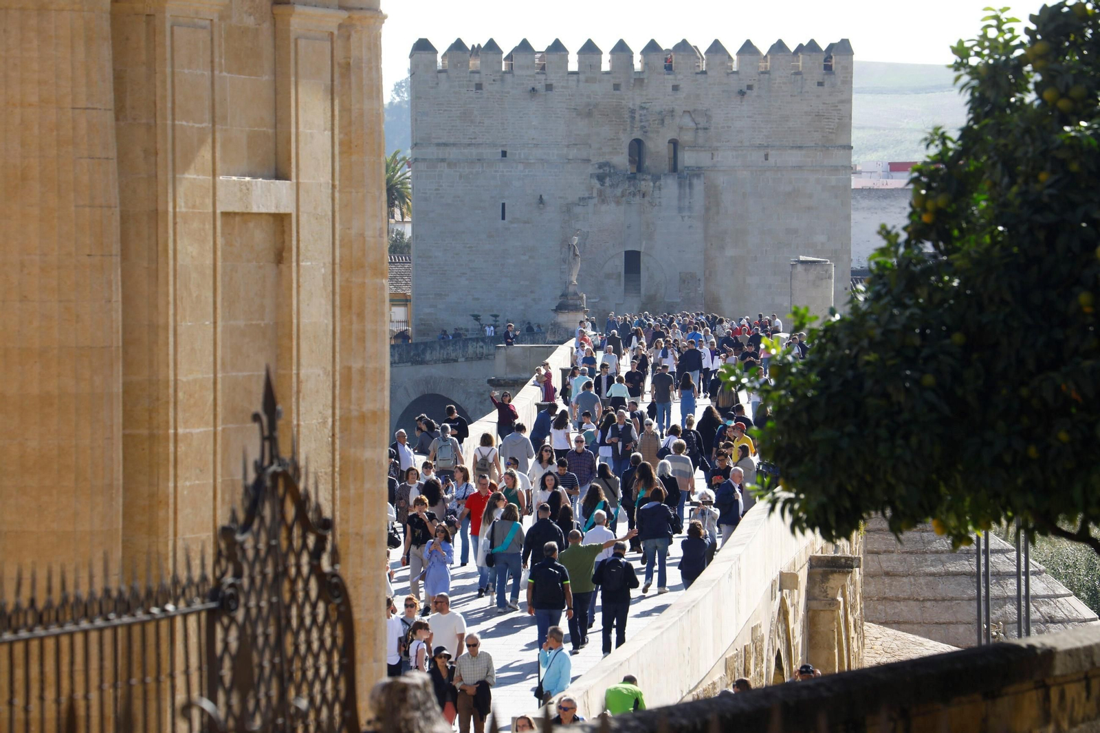 Las imágenes de Córdoba repleta de turistas en el Puente de los Santos