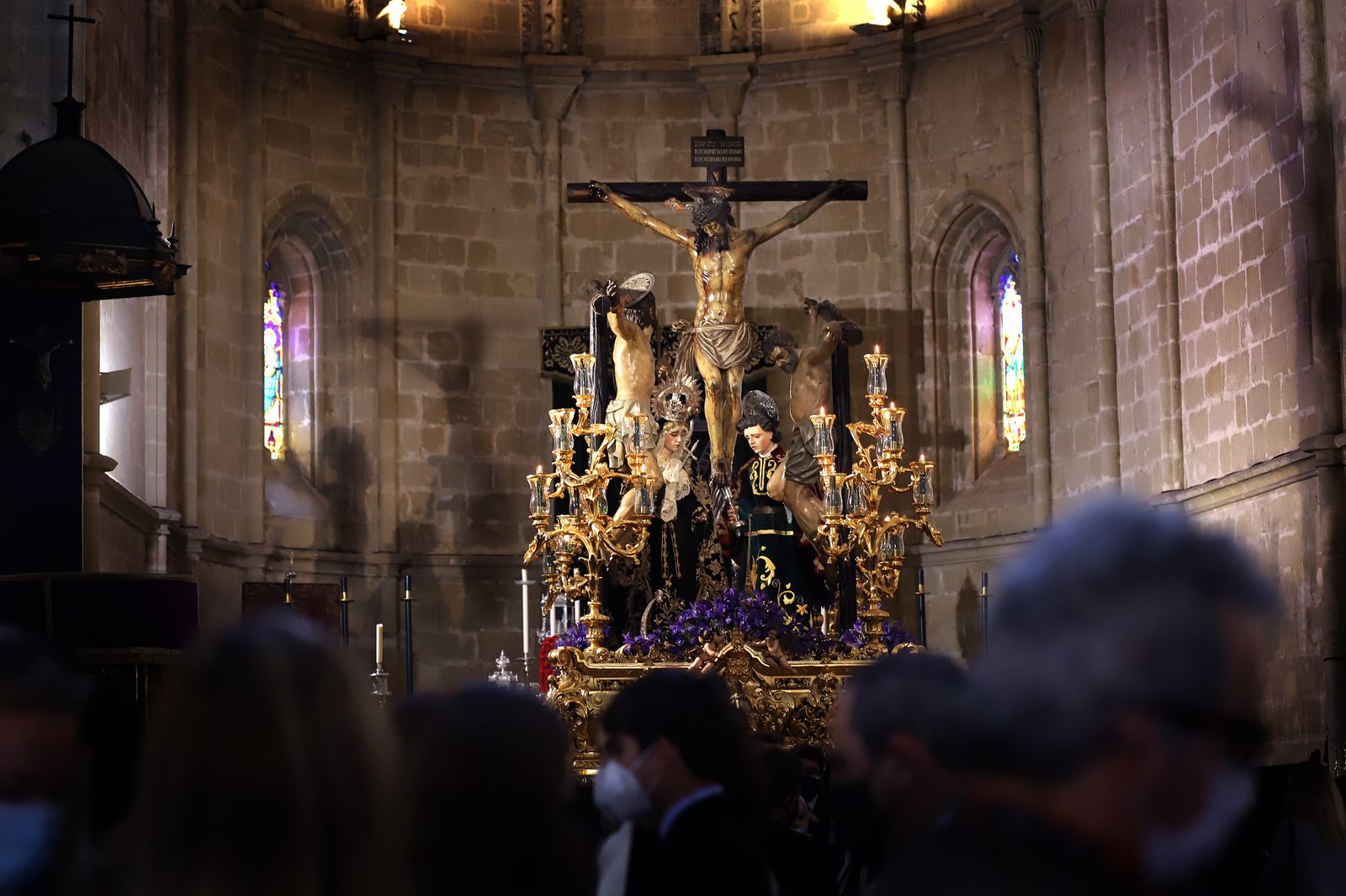 El Cristo de la Esperanza junto a los dos ladrones bajo el gótico de San Juan de los Caballeros.