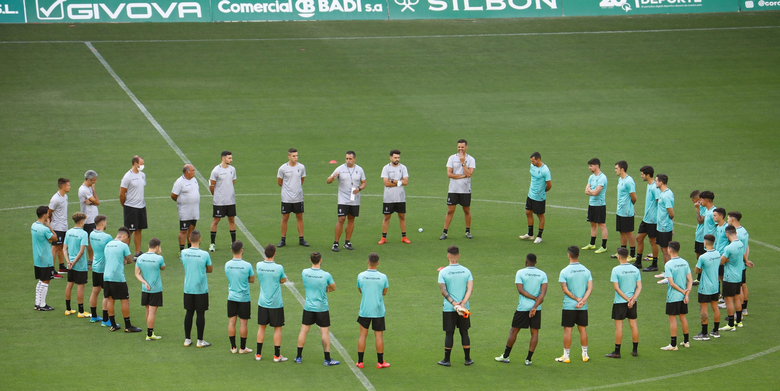 Germán Crespo se dirige a sus jugadores sobre el césped de El Arcángel.