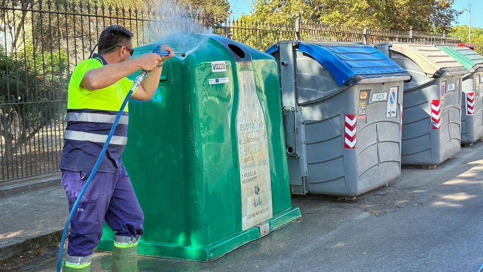 Limpieza de una de las islas de contenedores del municipio