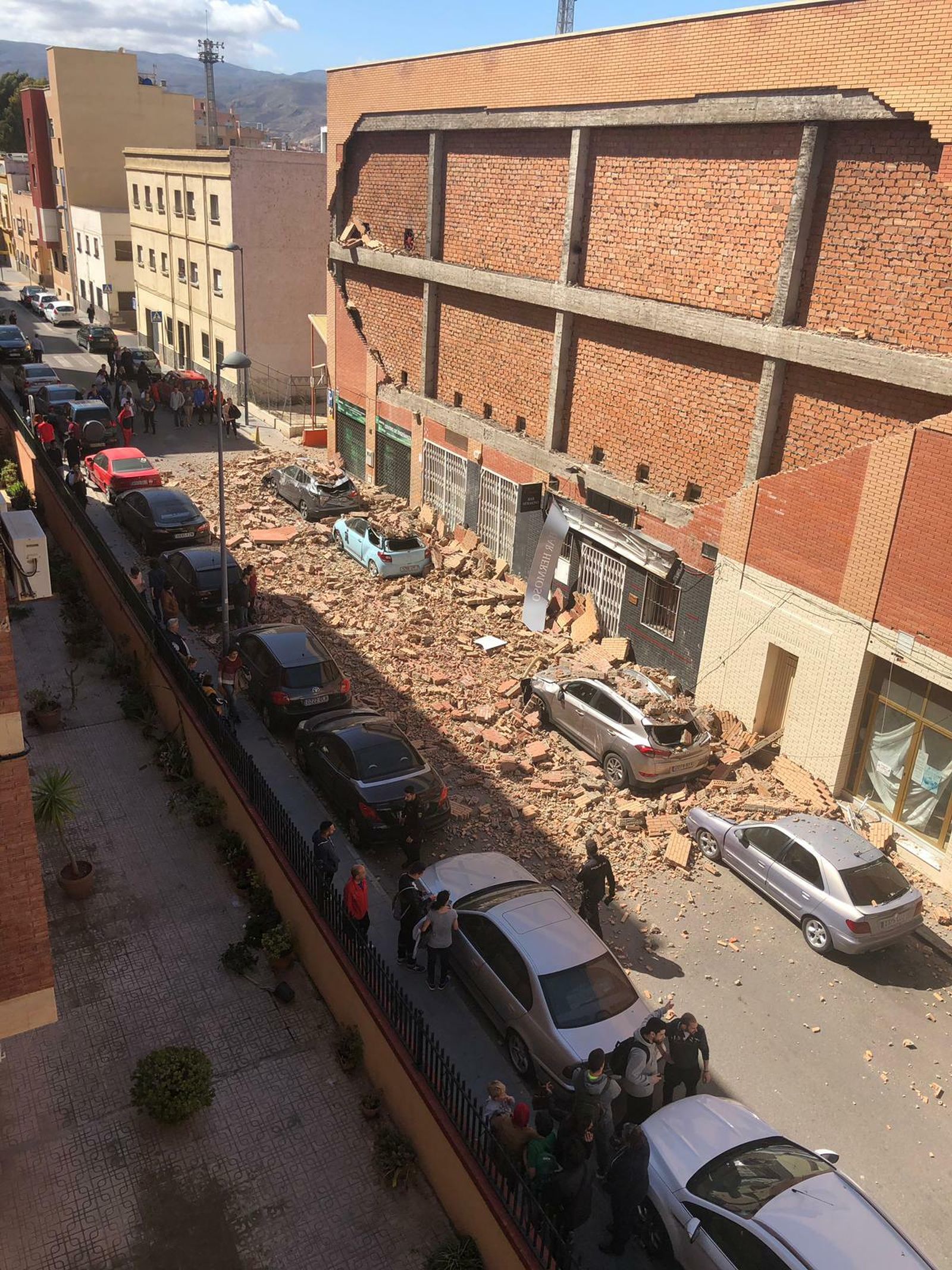 Se desprende la fachada del Club Costa en El Zapillo