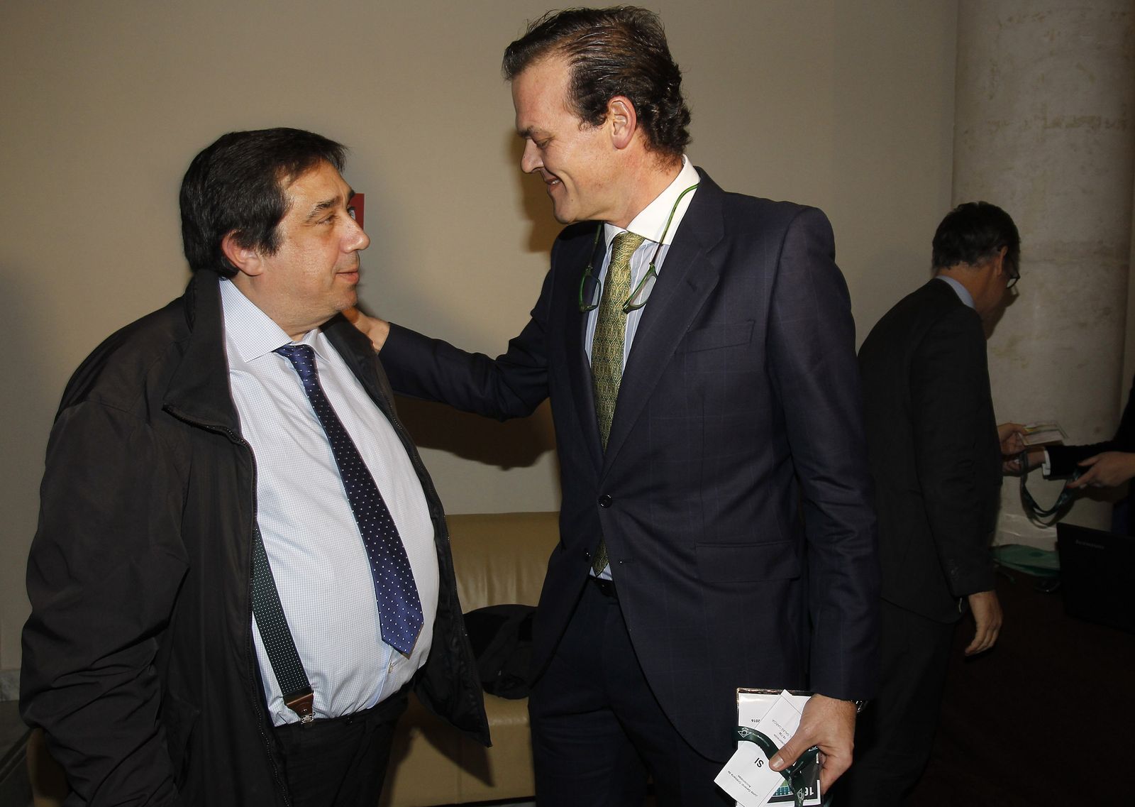 Pepe Tirado, presidente de PNB, saluda al consejero Rafael Salas antes del inicio de la última junta de accionistas del Betis, celebrada el pasado mes de diciembre.